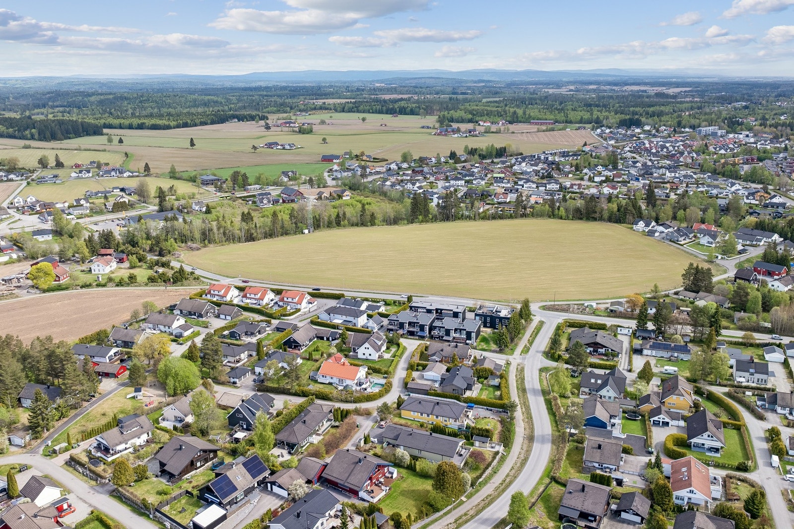 Boligen ligger usjenert plassert og har umiddelbar nærhet til flott turterreng. Galleribilde