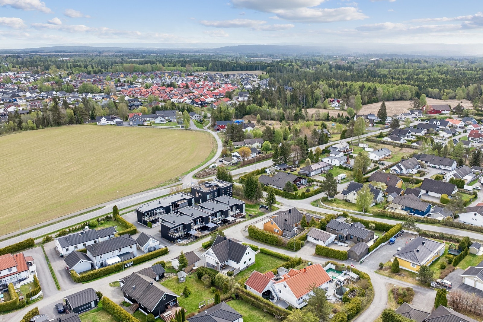 I tillegg er det kort vei til skoler, barnehager og offentlig kommunikasjon, med bussholdeplass ved Rulnes ca. 500 meter fra boligen. Galleribilde