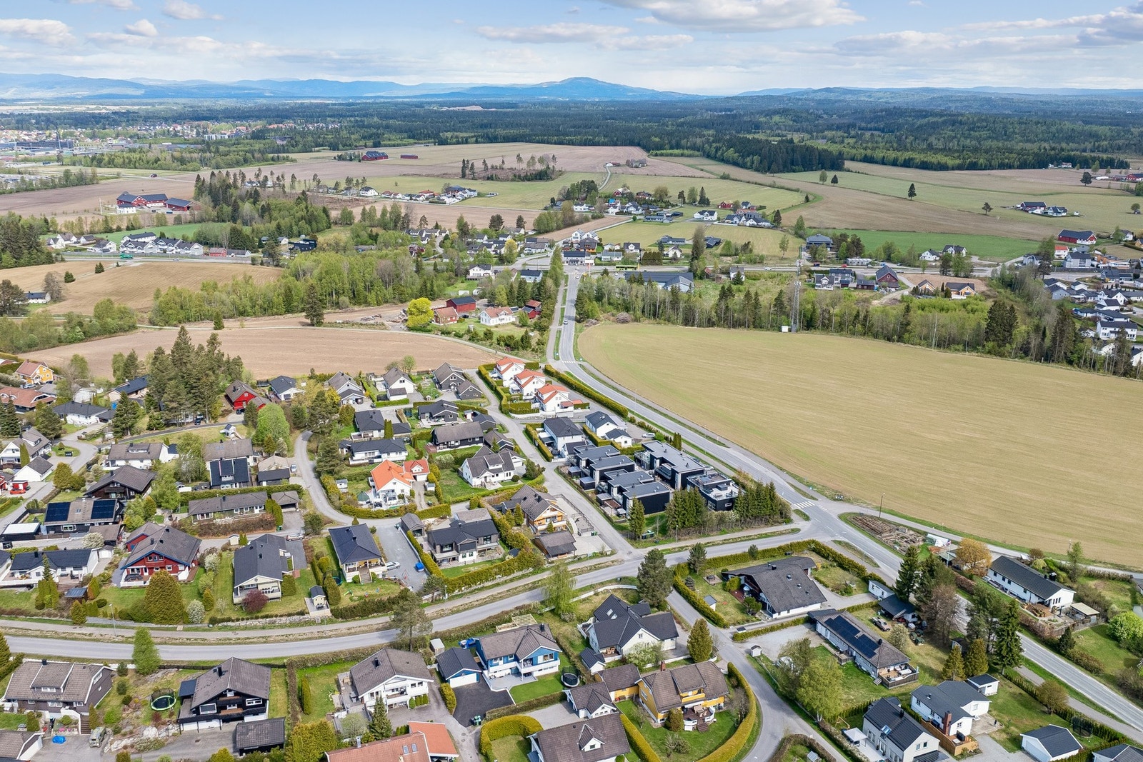 Videre er det kort vei til lekeplass, fotballbaner, Jessheim friidrettsstadion, idrettshall, tennisanlegg og flere treningssentre. Galleribilde