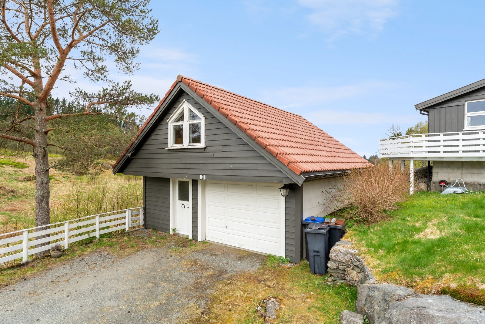 Garasje med god plass til to biler Galleribilde
