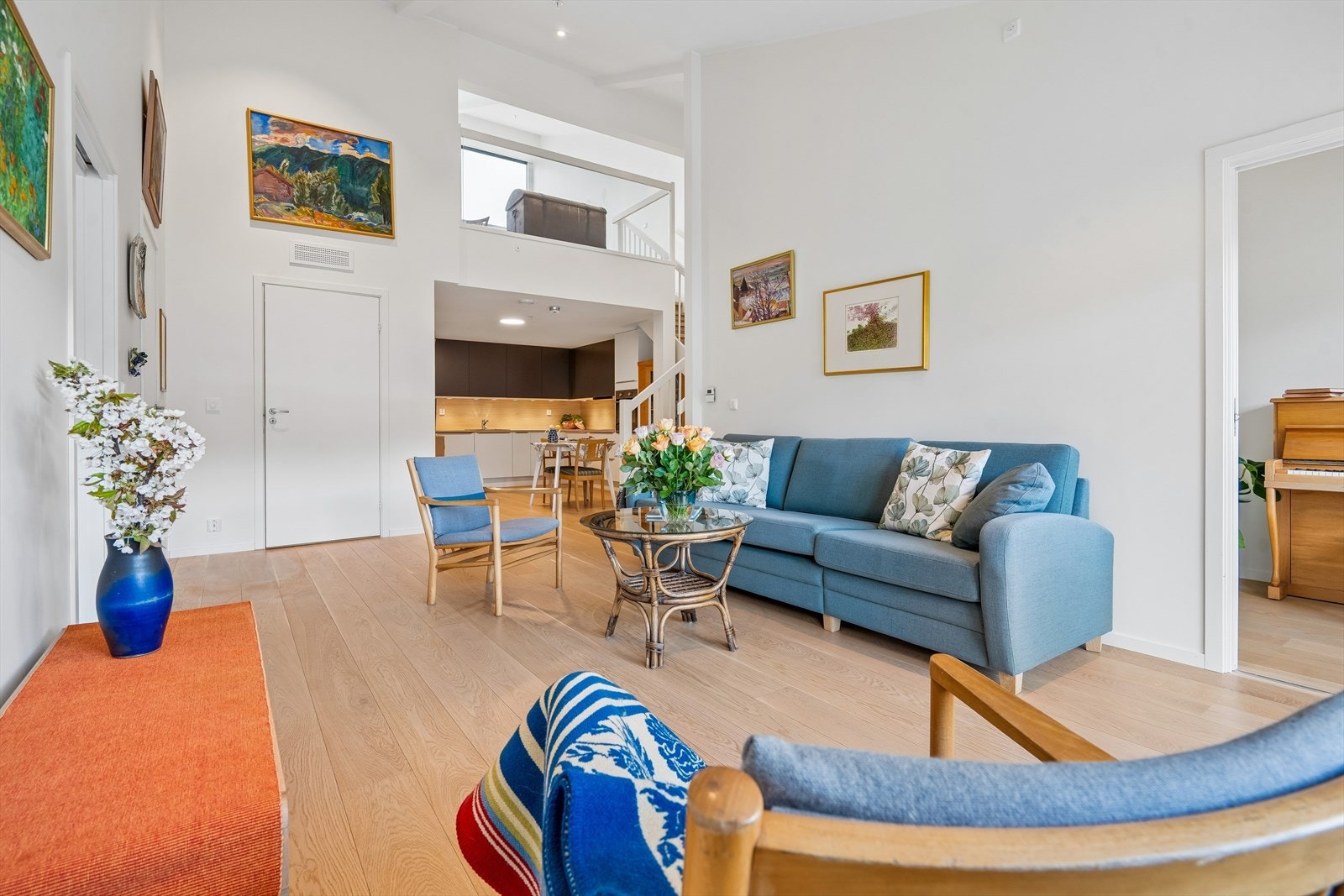 Høyt under taket. Lyst og fint. Galleribilde