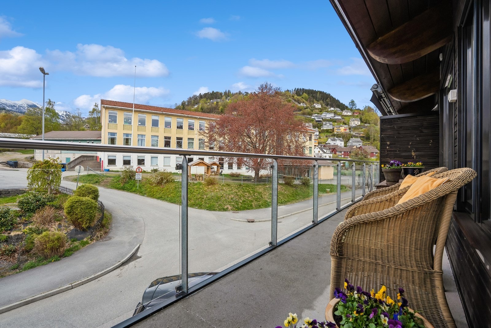 Utsikt til barneskolen Galleribilde