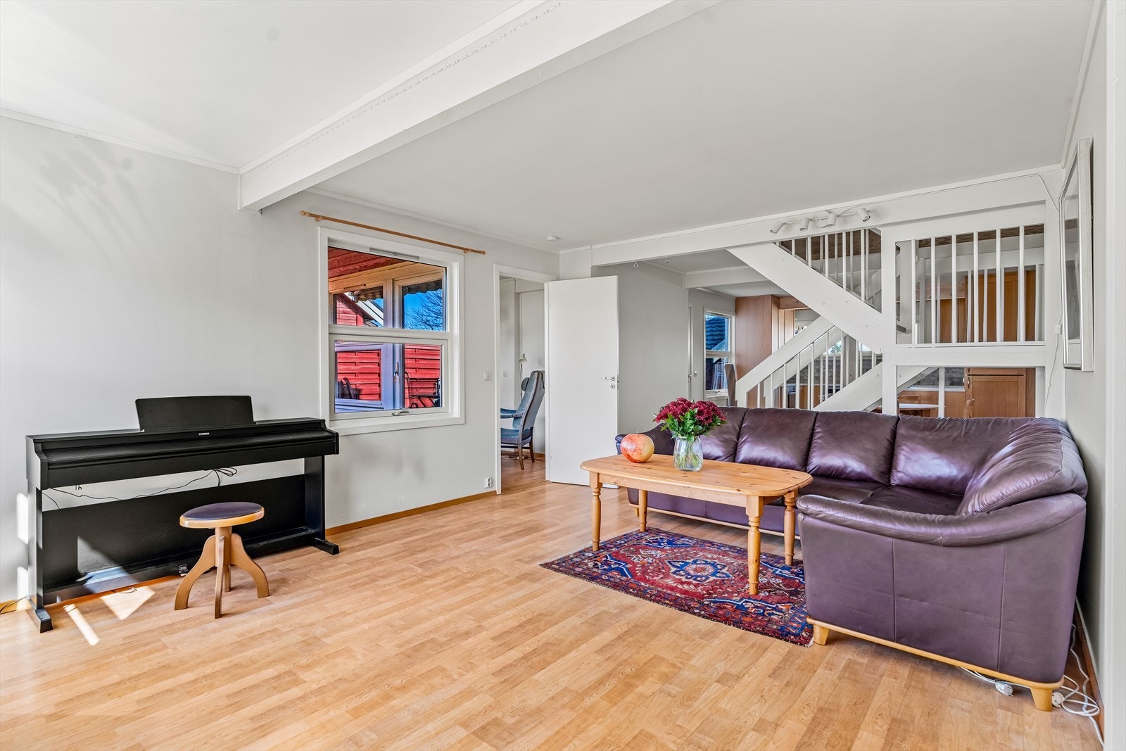 Det er godt med plass til en hyggelig sittegruppe, lekeplass for barna, eller til instrumenter. Galleribilde