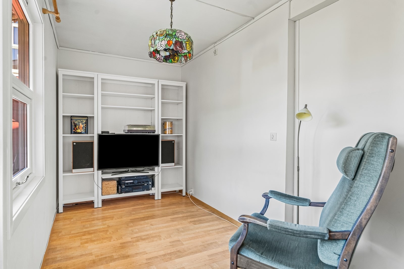i tilknytning stuen er det i dag en liten Tv-stue. Kan også fungere som et praktisk hjemmekontor. Galleribilde