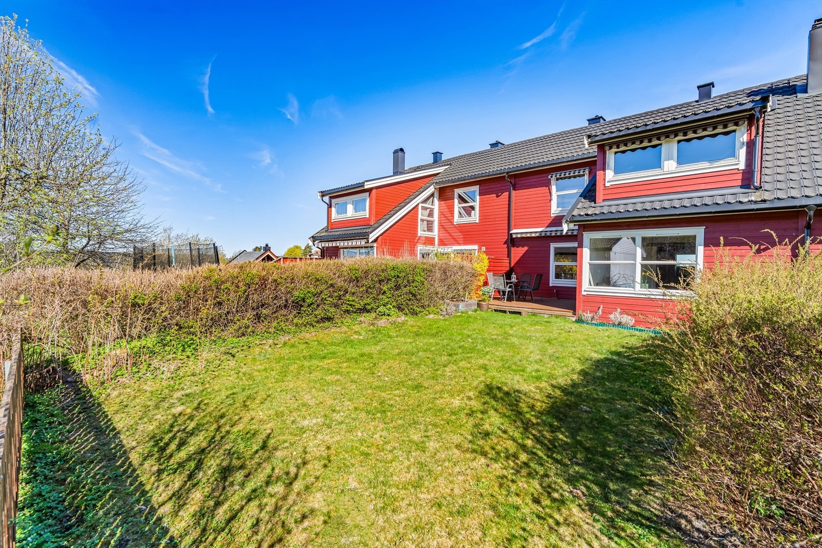 Hagen er opparbeidet med hekk på hver side, og gjerde i enden. Det er anlagt bed, for planting eller dyrking for de som ønsker det. Galleribilde