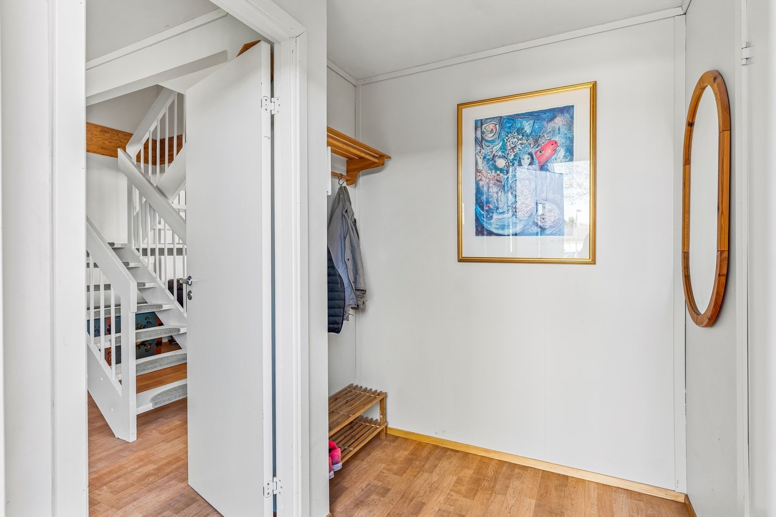 Entréen har plass til oppbevaring av sko og ytterklær. Galleribilde