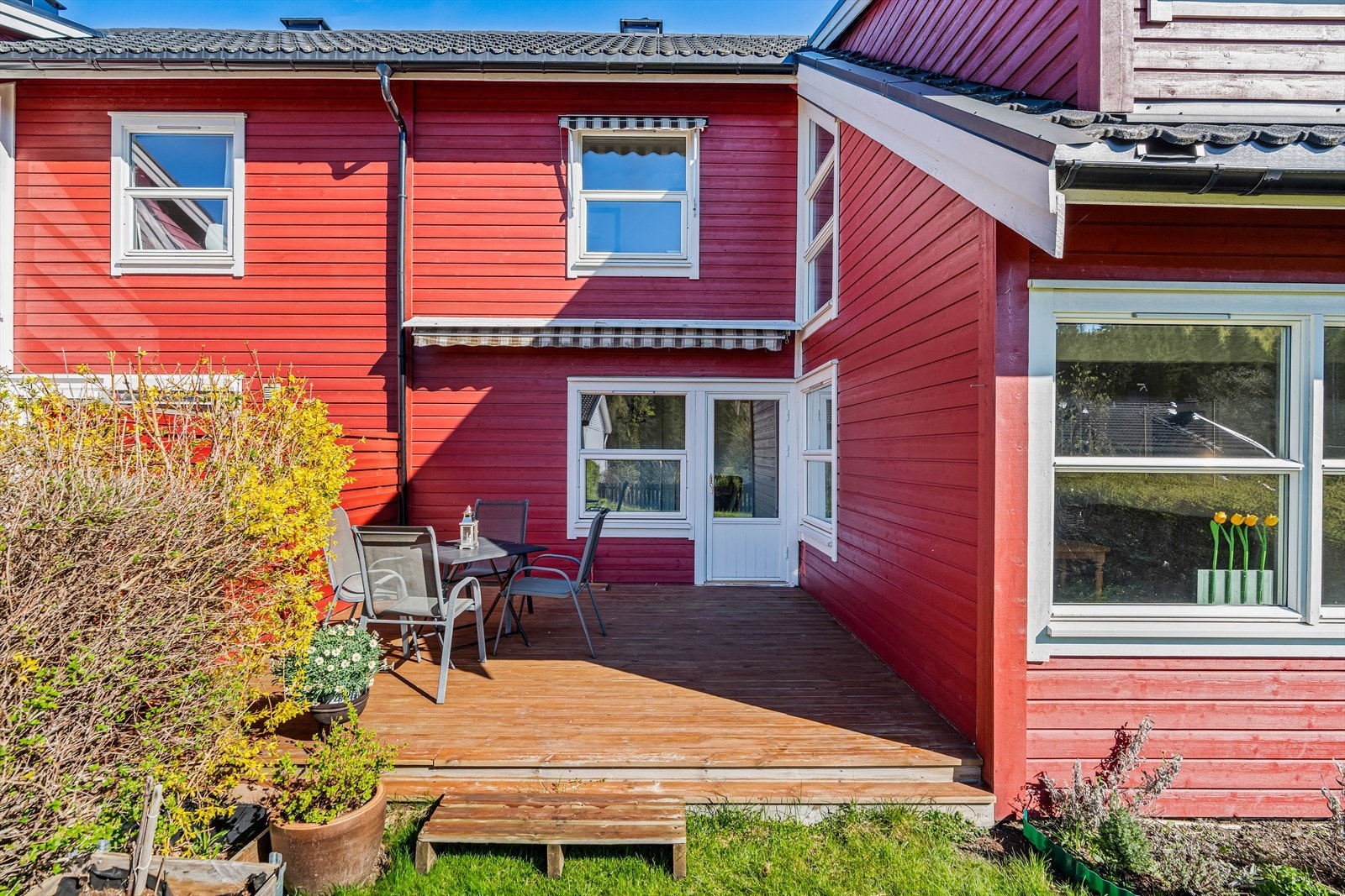 På plattingen er det plass til sittegruppe og grillsone. Her kan man nyte gode sommerdager med familie og venner. Galleribilde
