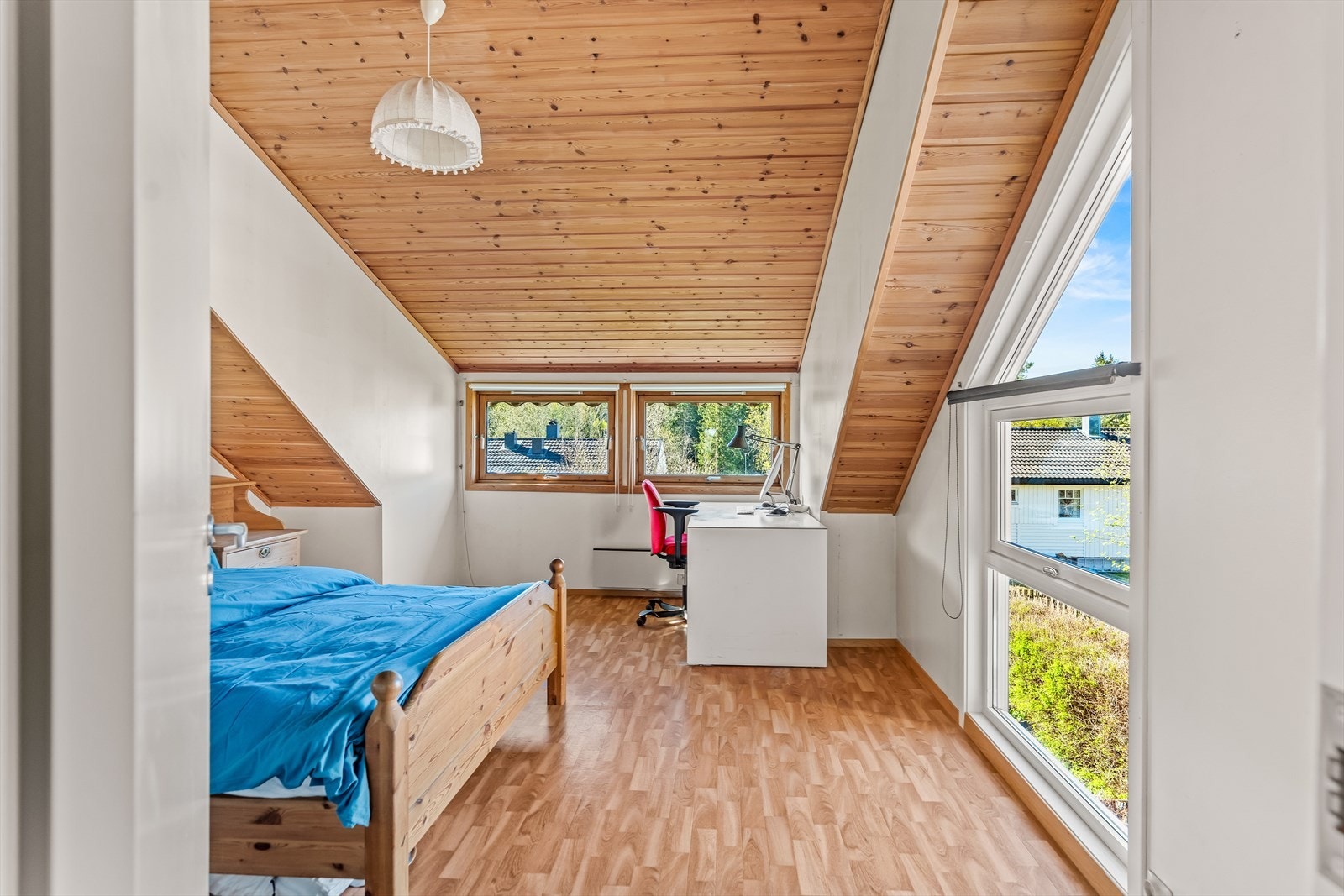 Rikelig med naturlig lys, og god takhøyde som gir en romslig følelse. Galleribilde