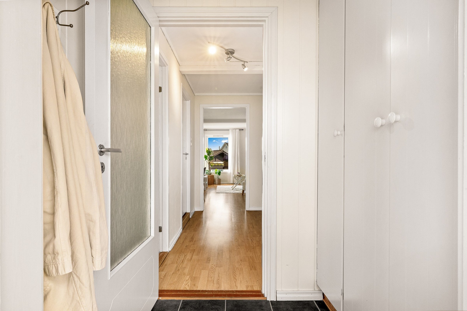Velkommen inn. Leiligheten har også egen inngang. Galleribilde