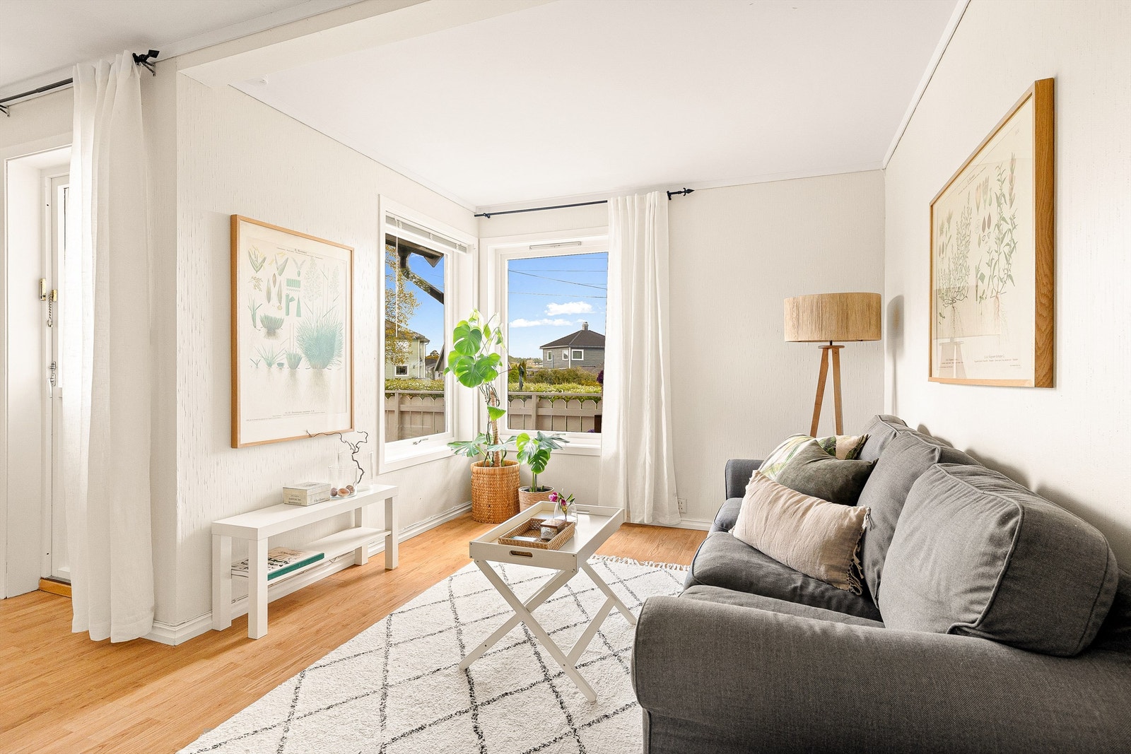 Leiligheten er lys og pent innredet med tidsriktige fargevalg på vegger. Gulvene har for det meste laminat og flis. Galleribilde