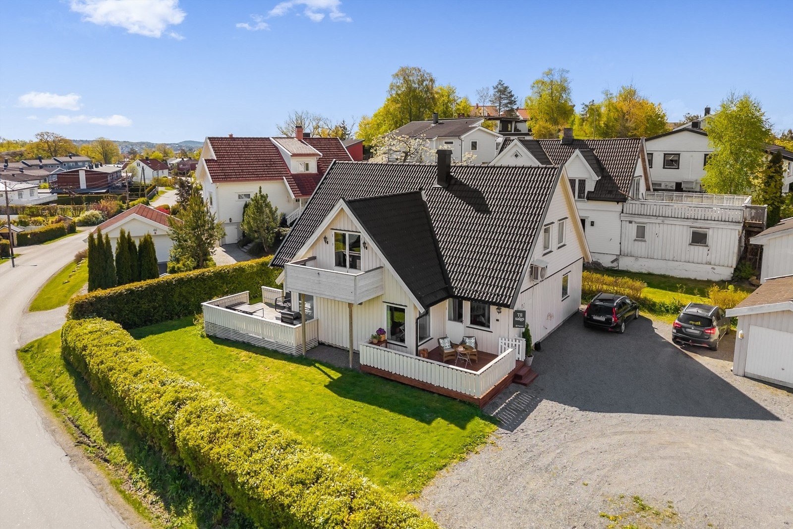 Tomten er fellesareal og er pent opparbeidet med en stor gruset gårdsplass som gir gode parkeringsmuligheter. Rundt en større del av boligen er det flott plenarealet som bidrar til et grønt og trivelig uteområde. Galleribilde
