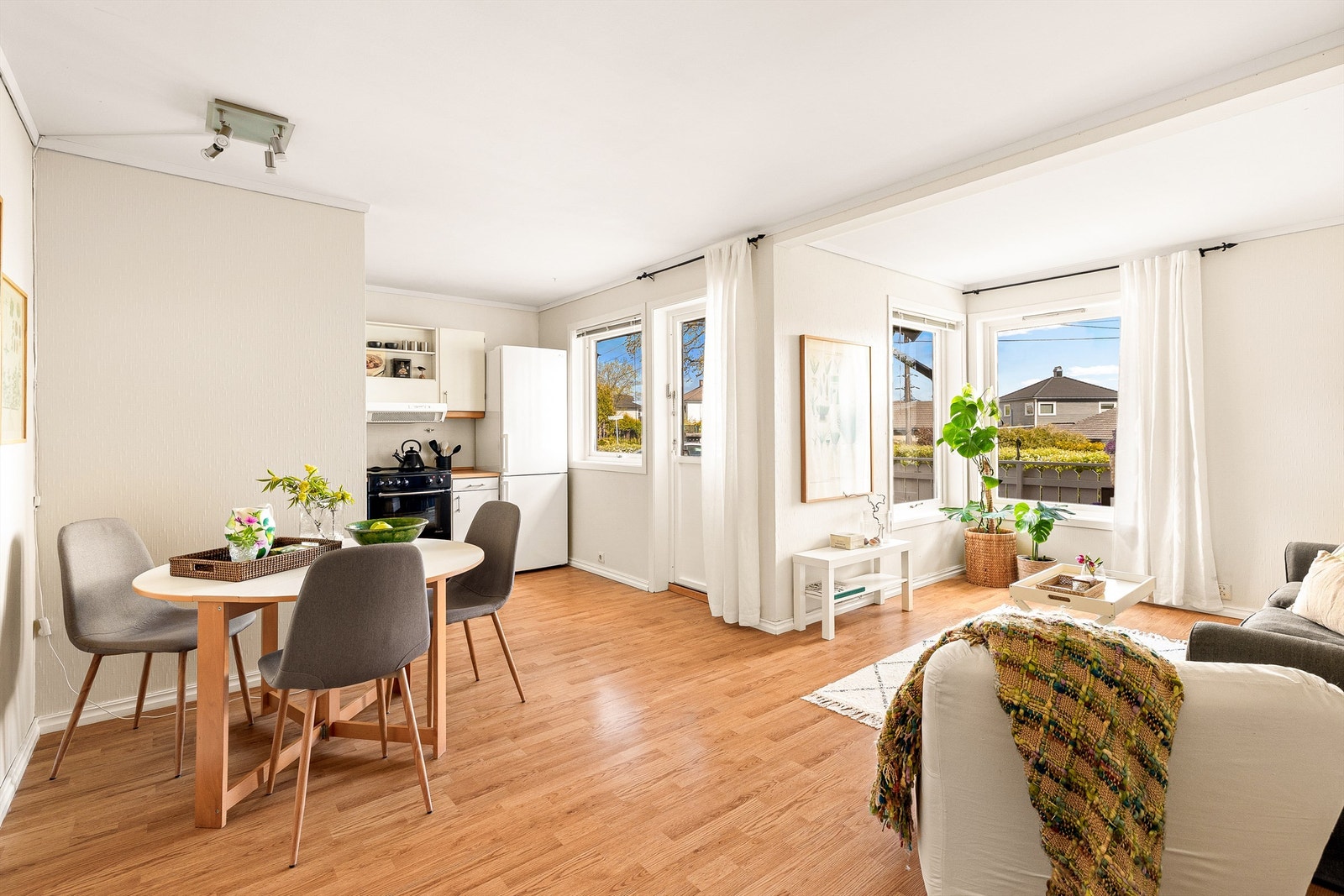Her er det god plass til både spisebord og sofagruppe. Galleribilde