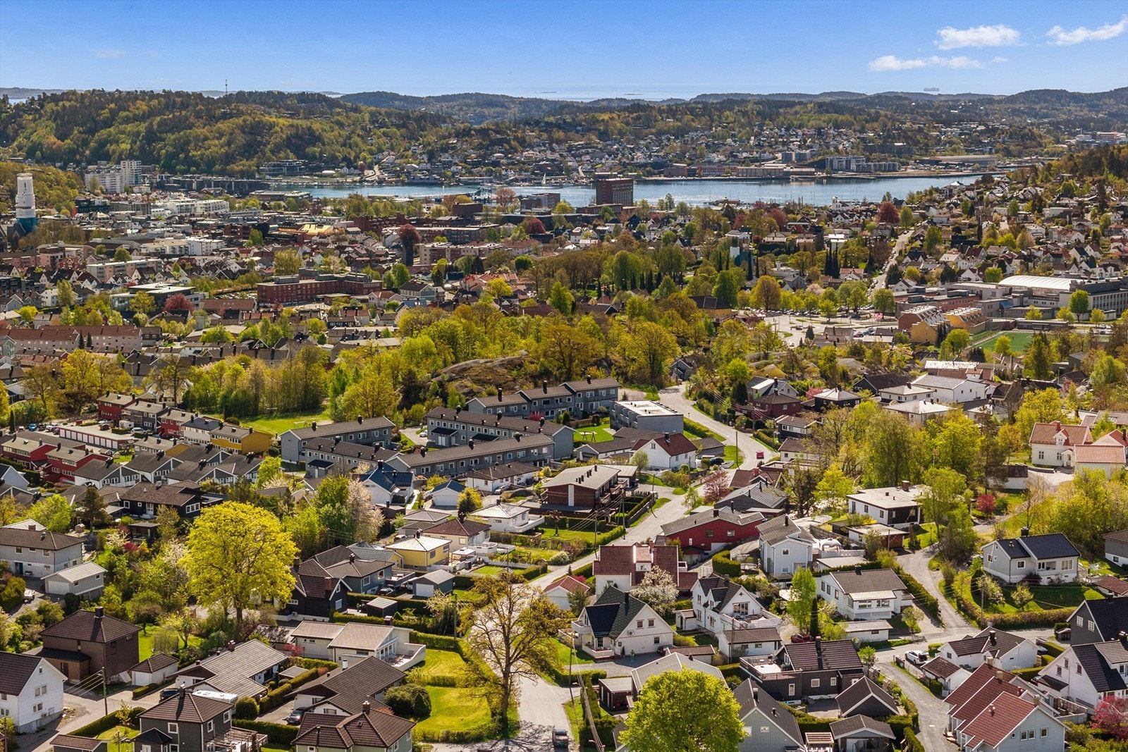 Leiligheten ligger rett nordvest for sentrum, nær Bugården. Her bor du rett utenfor selve bykjernen, men allikevel svært sentralt. Hvis byens fasiliteter frister, er det kun en kort spasertur til sentrum og Indre Havn. Galleribilde