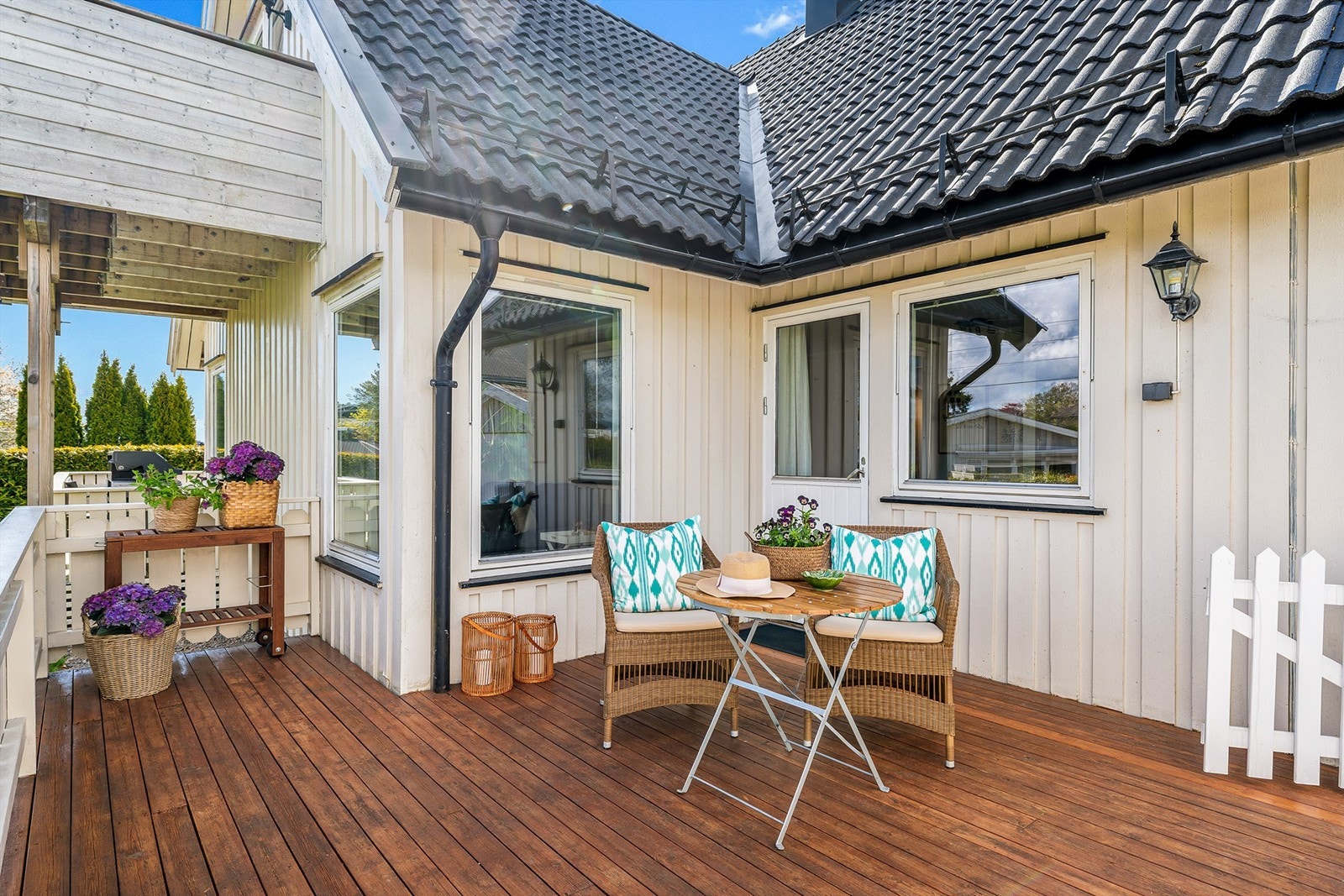 Leiligheten her en egen terrasse som ligger flott til mot vest. Så her får du godt med sol en varm sommerdag. Galleribilde