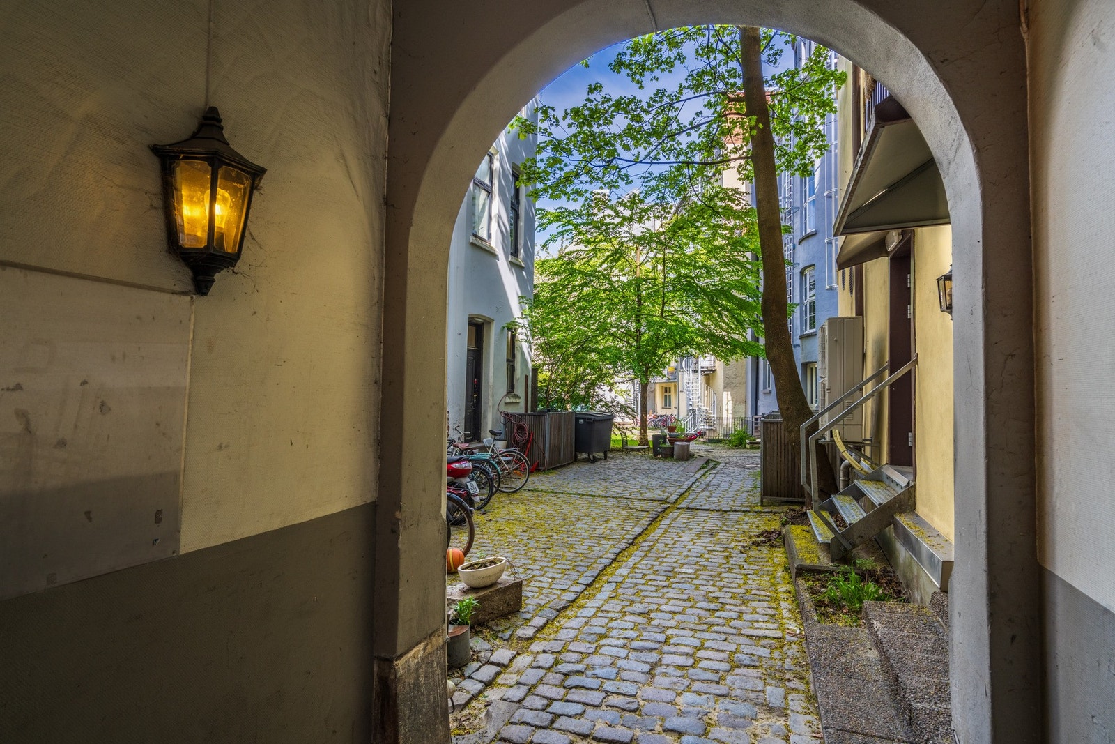 Sykkelparkering i bakgård Galleribilde
