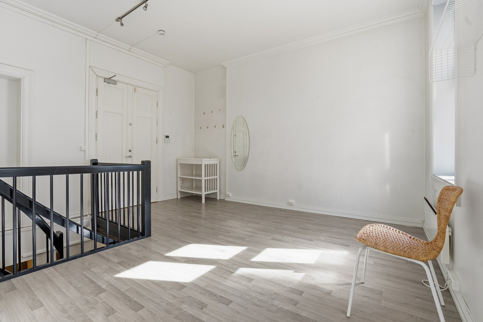 Entré og stue har en åpen og luftig utforming med generøs takhøyde på ca. 3 meter, som gir rommet en god romfølelse. Store vindusflater sørger for naturlig lysinnslipp, og rommet gir fleksible møbleringsmuligheter Galleribilde