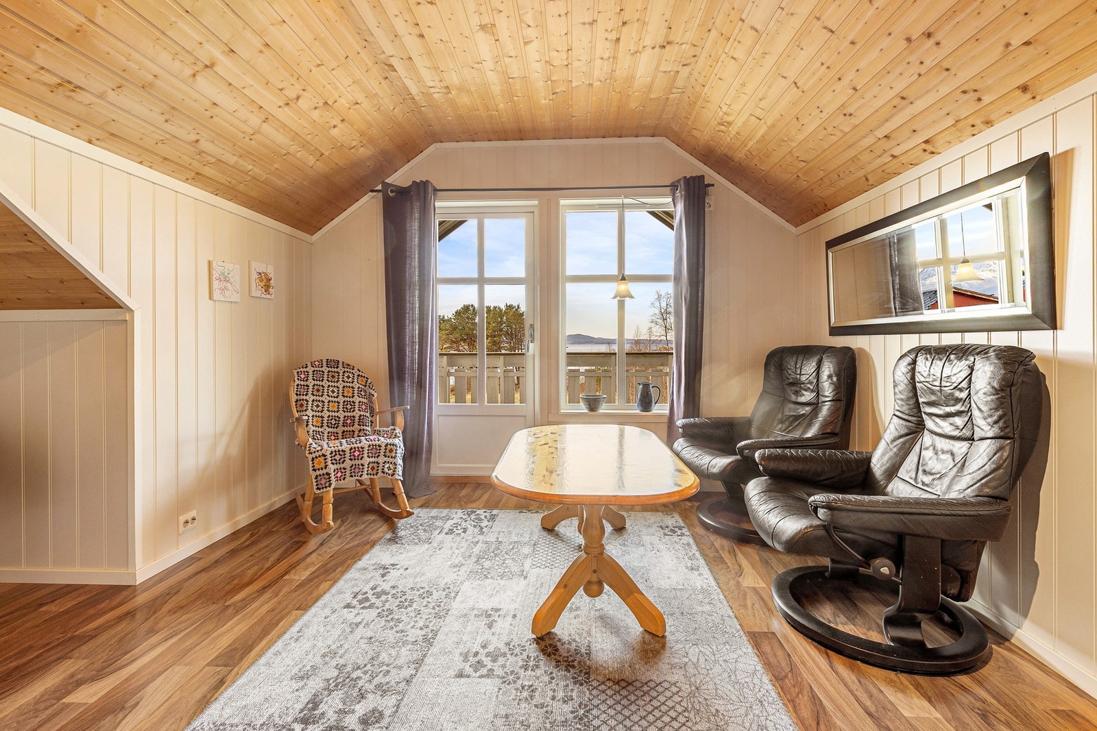 Fra loftstuen er det utgang til balkong på ca. 6 m². Galleribilde