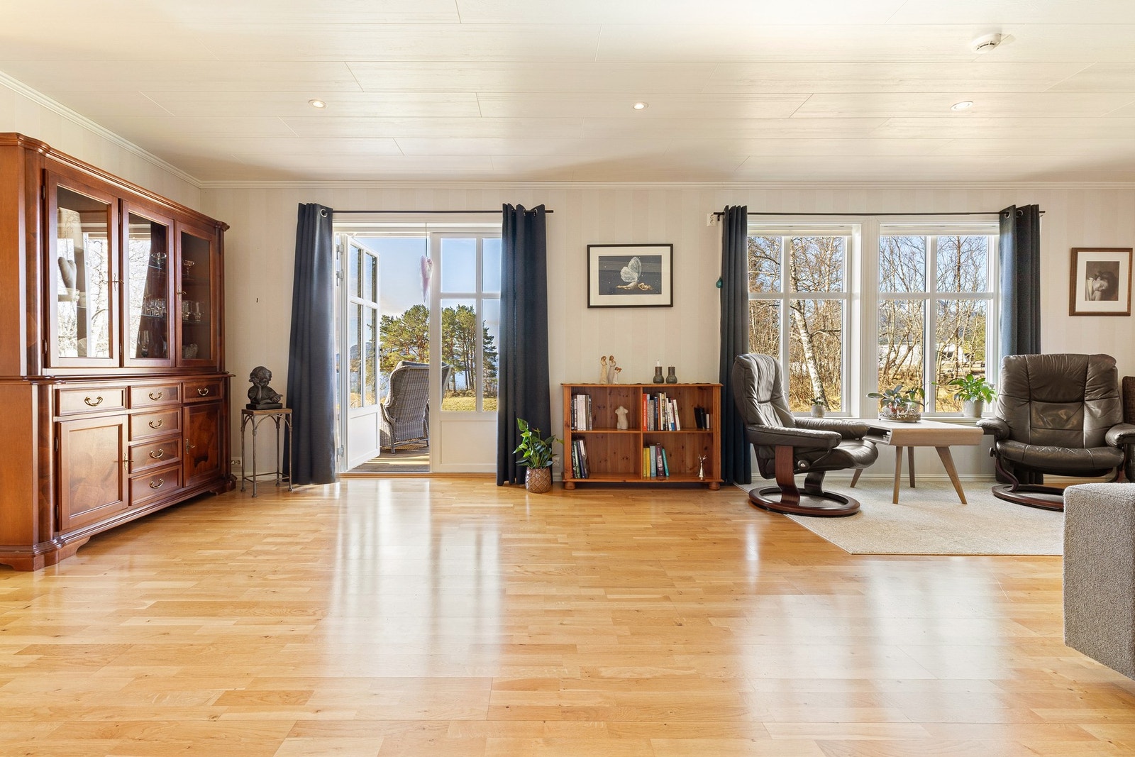 Utgang fra stuen til en flott markterrasse på ca. 20 m² - med strålende utsikt mot sør/sørvest og svært gode sol- og lysforhold. Galleribilde