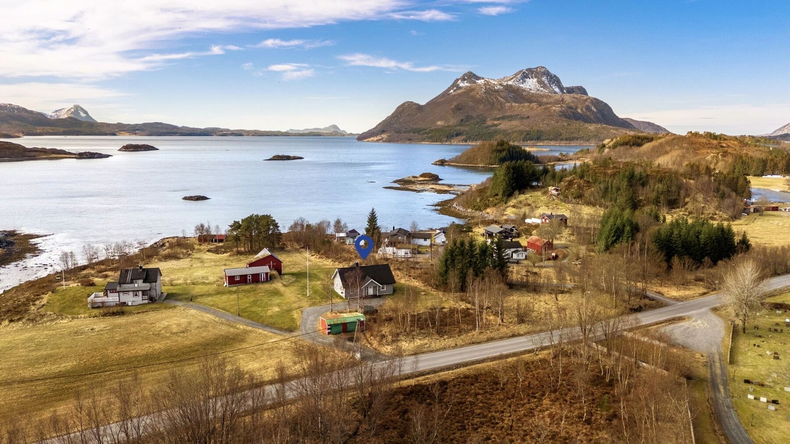 Nærområdet er naturskjønt og idyllisk - med kort vei til både dagligvarebutikk, skole og barnehage. Galleribilde