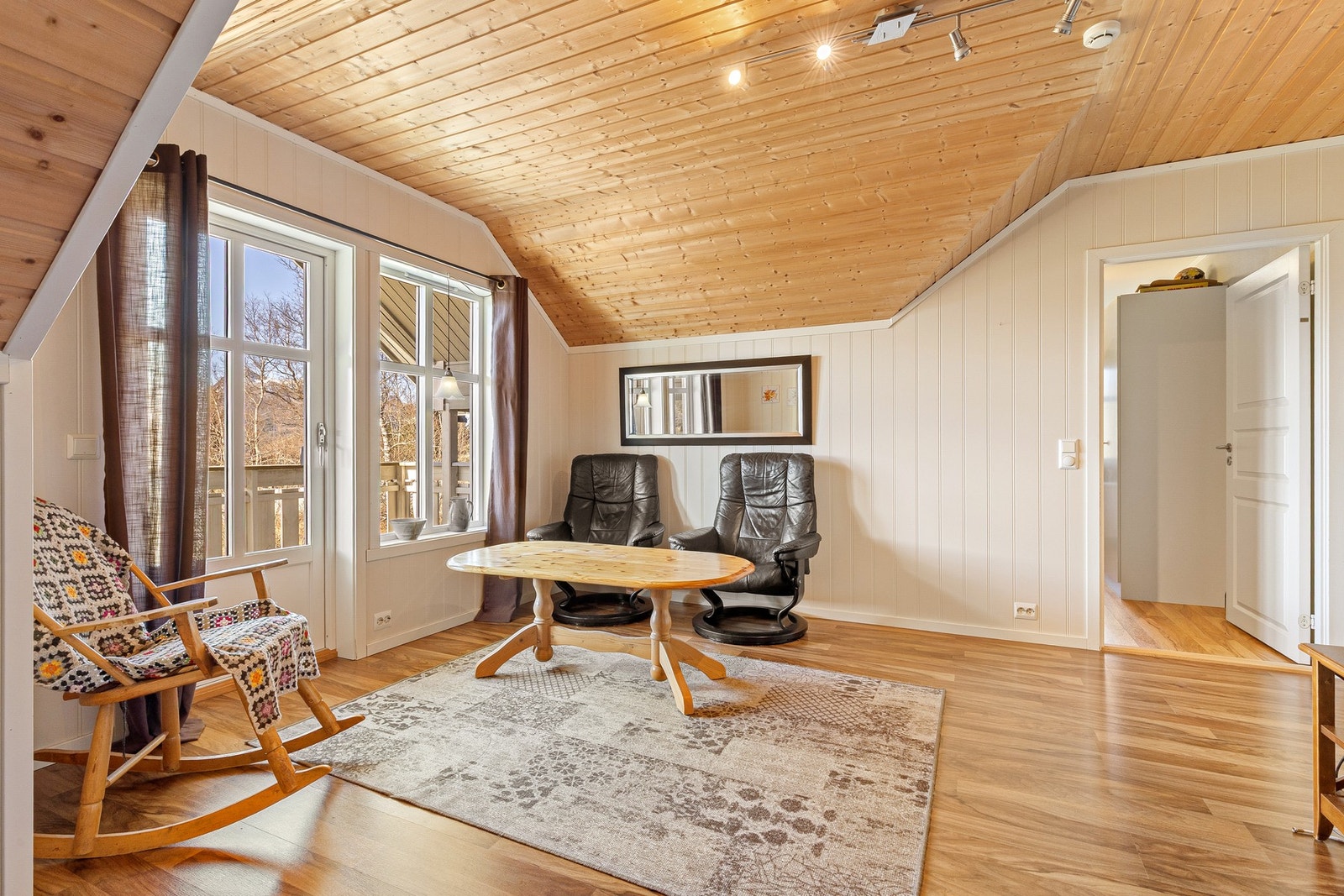 Loftstuen er et lunt og allsidig rom med panel i taket, og fungerer som et ekstra oppholdsrom. Galleribilde