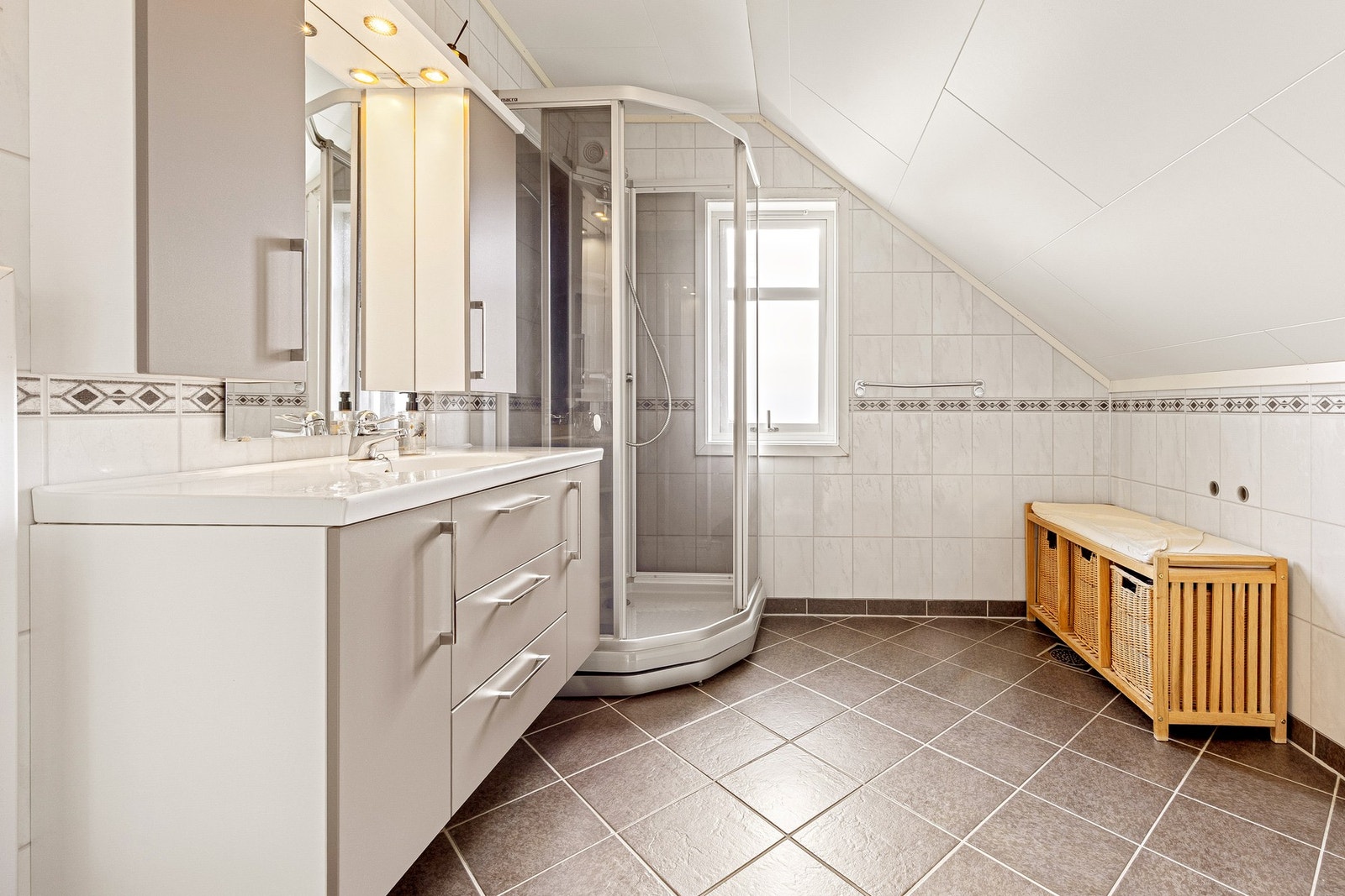 Badet i 2. etasje har fliser på gulv og baderomspanel på vegg. Galleribilde
