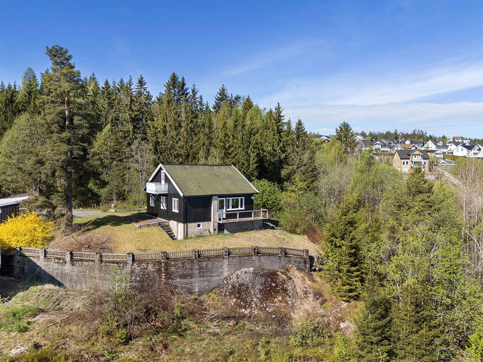 Eiendommen ligger fint til på en høyde, med stor hage og mye boltreplass. Galleribilde