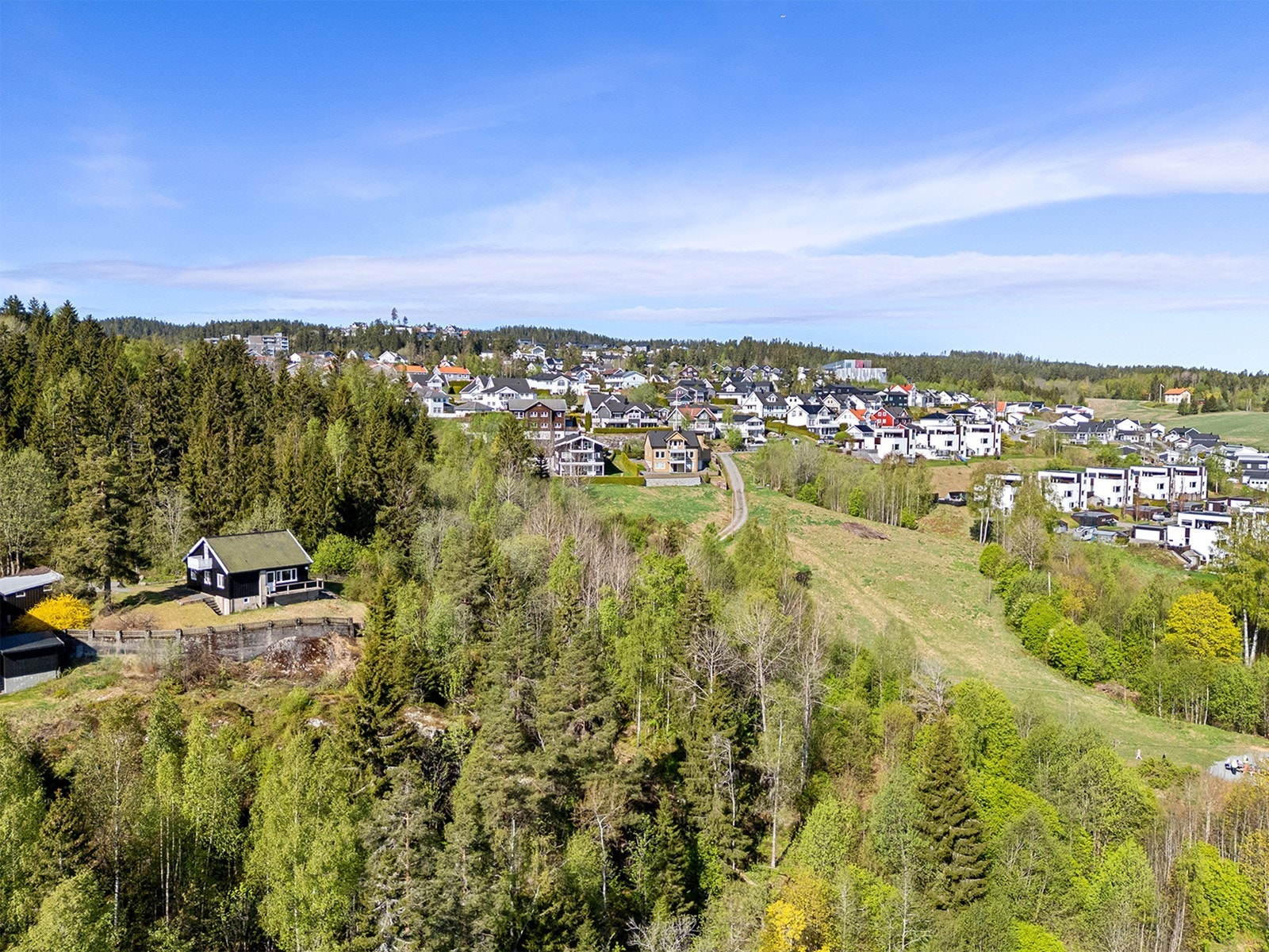 Eiendommen har nærhet til vakre tur- og friluftsområder i Rælingsåsen. Galleribilde