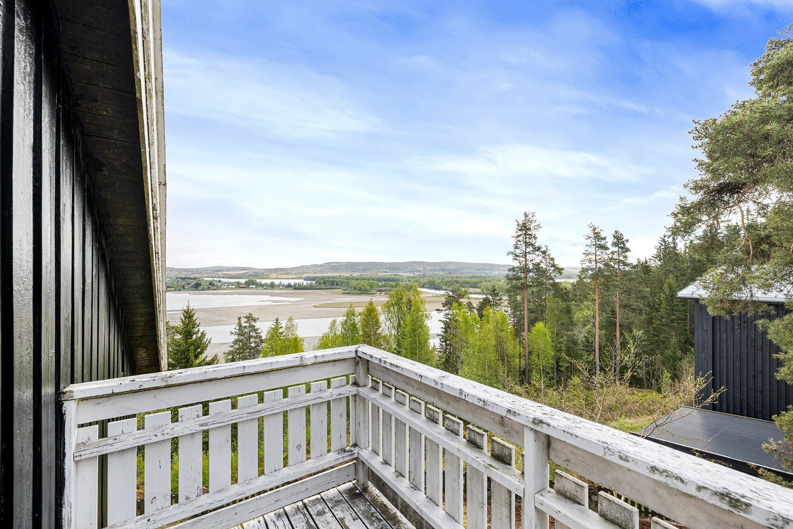 Fra loftet er det utgang til en balkong på 3 m², med nydelig utsikt mot nærområdet. Galleribilde