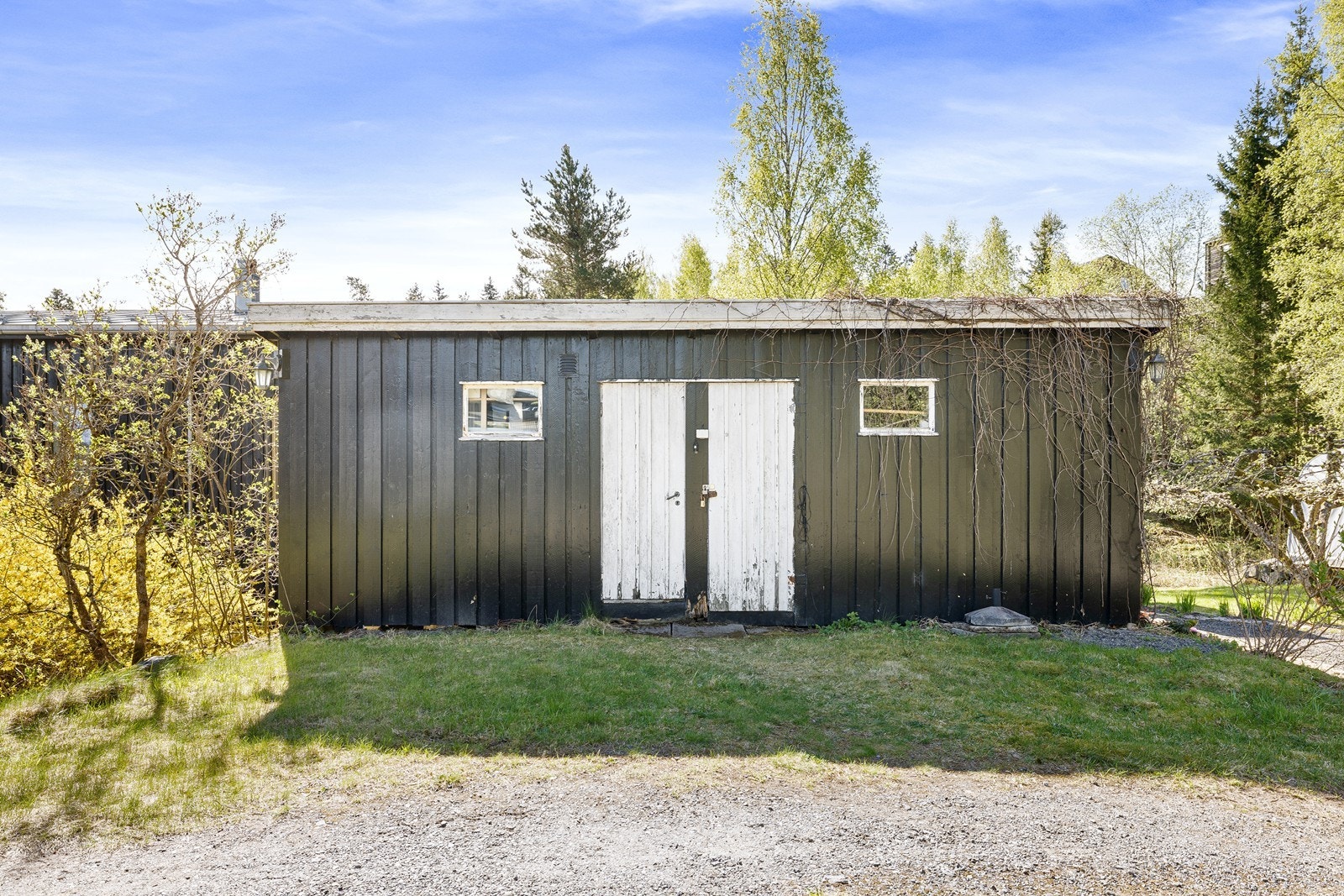 I hagen står det en utebod på 14 m². Galleribilde
