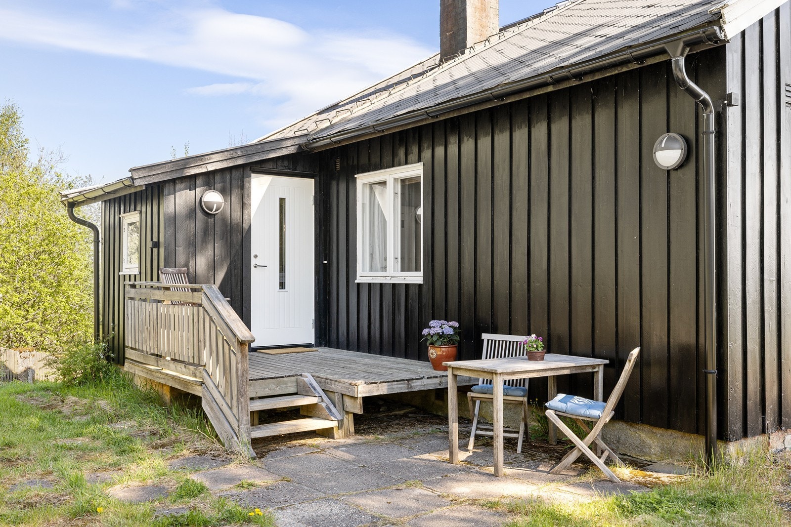 Boligen har en adkomstterrasse 7 m² utenfor inngangspartiet. Ved terrassen er det etablert en steinbelagt uteplass, med plass til å sette utemøbler. Galleribilde