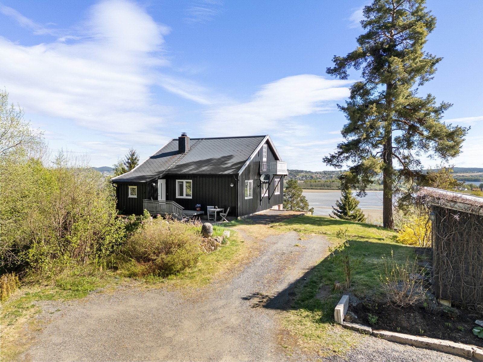 Gruslagt gårdsplass med plass til parkering. Galleribilde