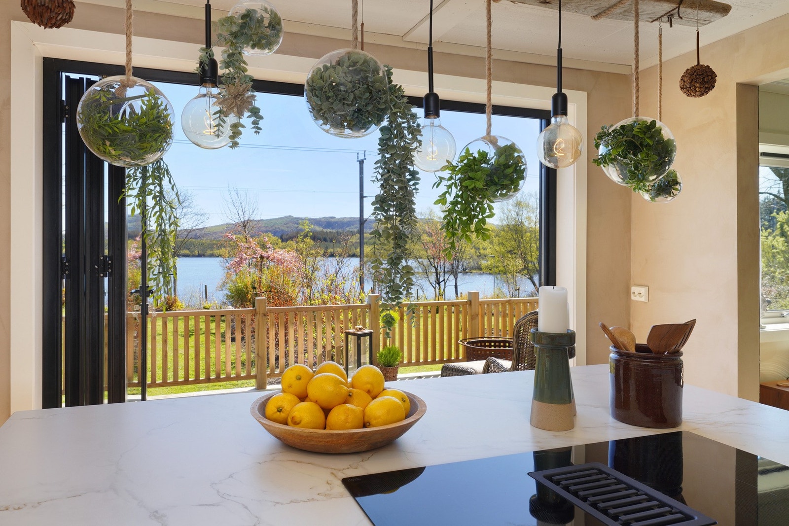 Store foldedører fra kjøkken til terrasse Galleribilde