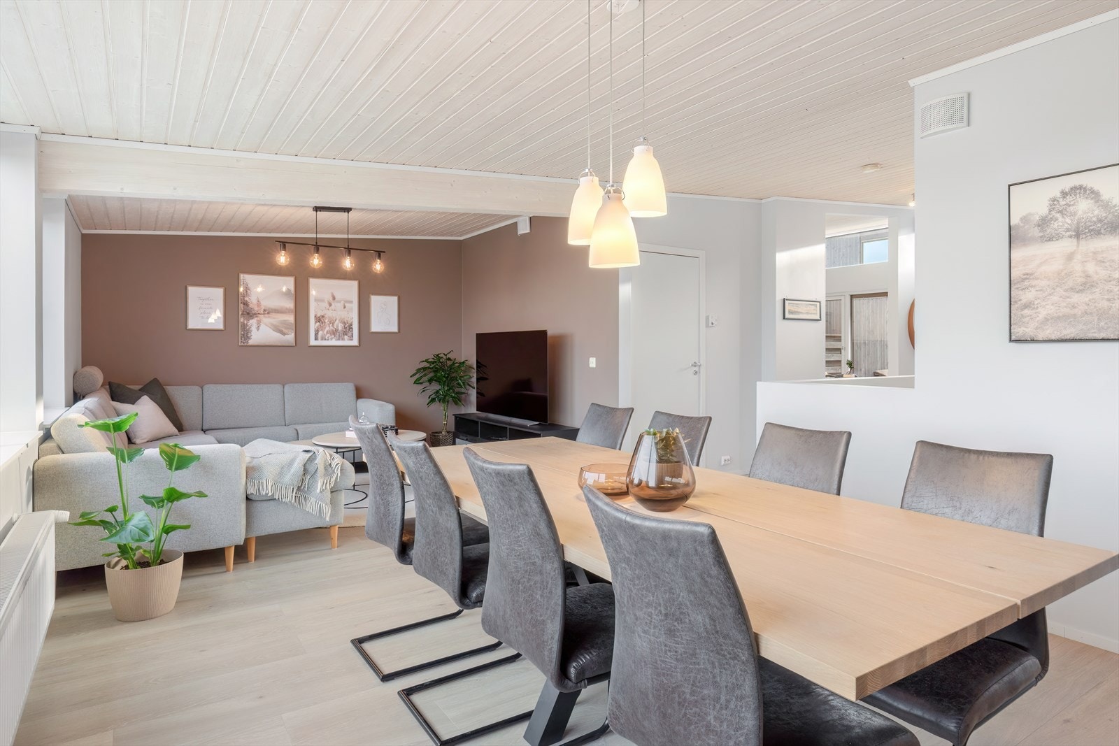 Stue - romslig med flere innredningsmuligheter Galleribilde
