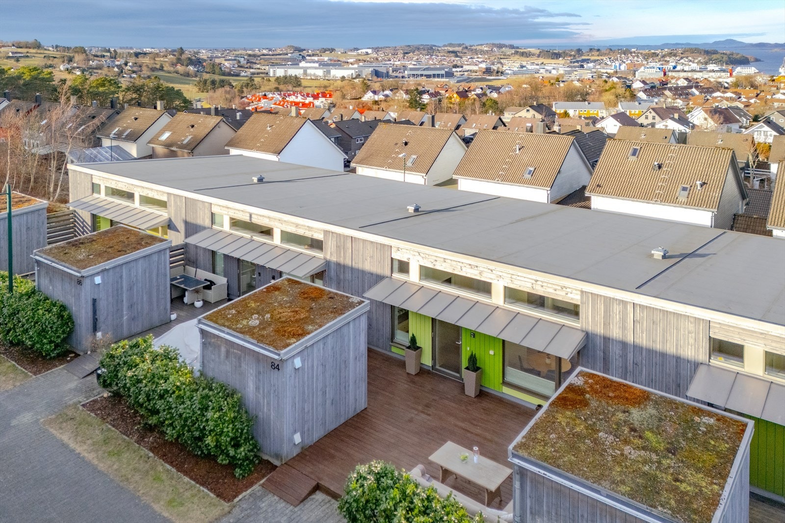 Fasade - boligen ligger i ytterkant av feltet Galleribilde