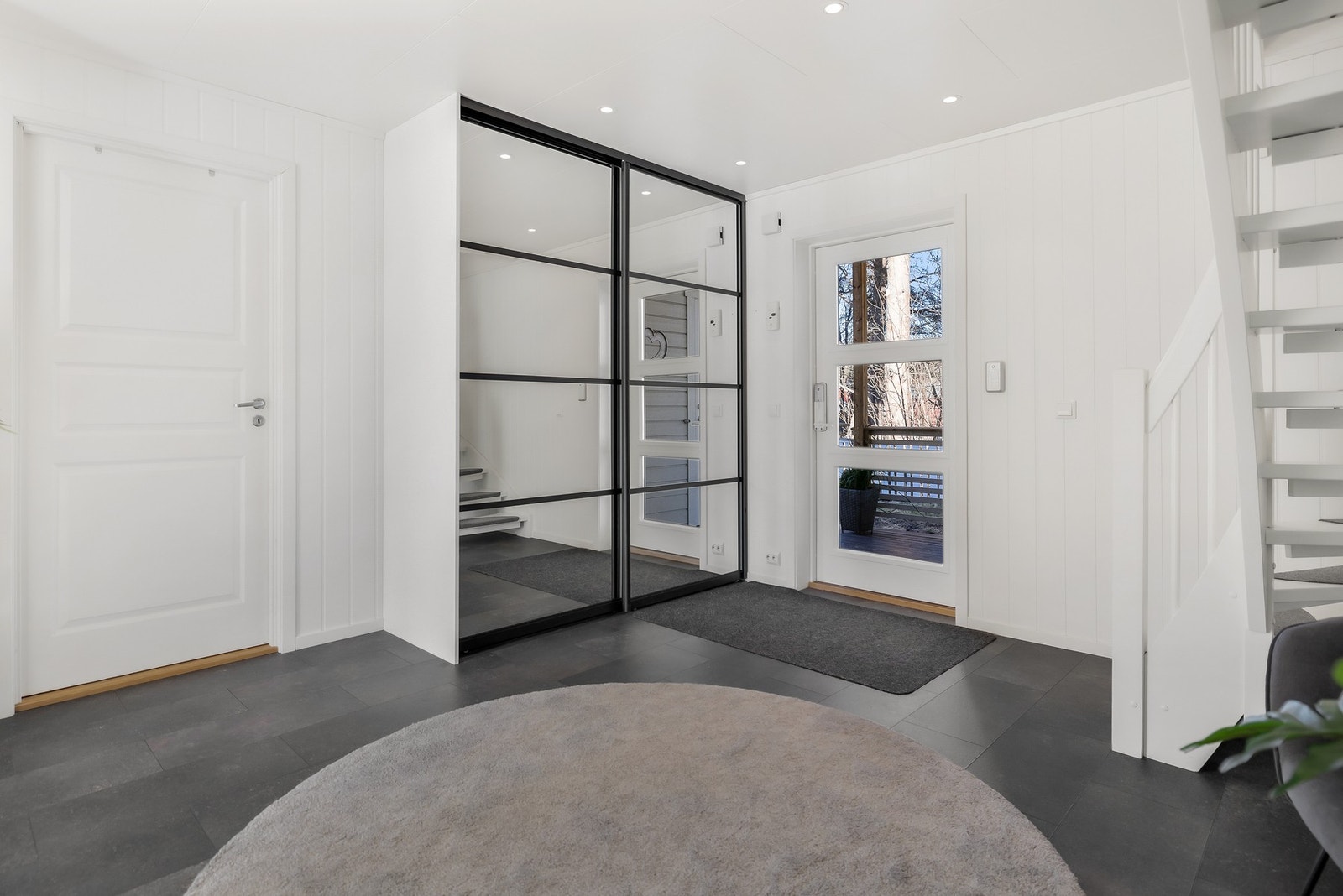 Her er det montert en skyvedørsgarderobe for praktisk oppbevaring. Galleribilde