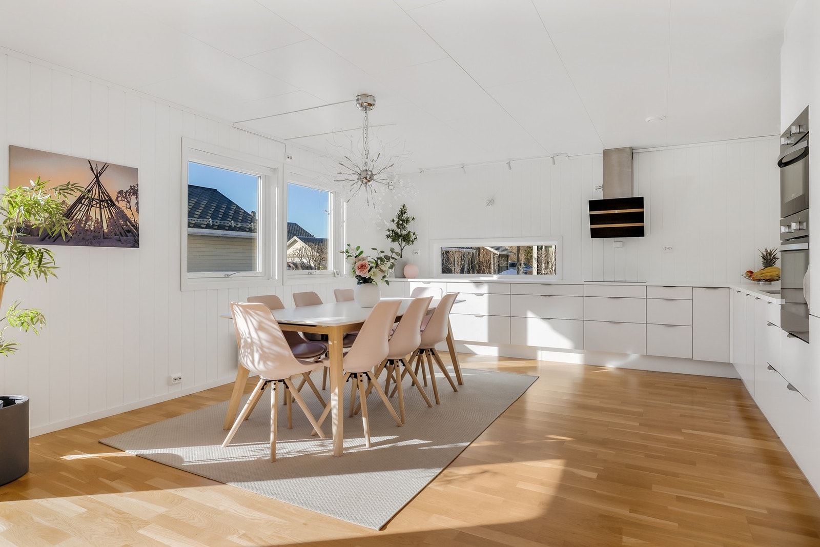 Det er integrert stekeovn, platetopp, oppvaskmaskin, kombiovn og kjøleskap. Galleribilde