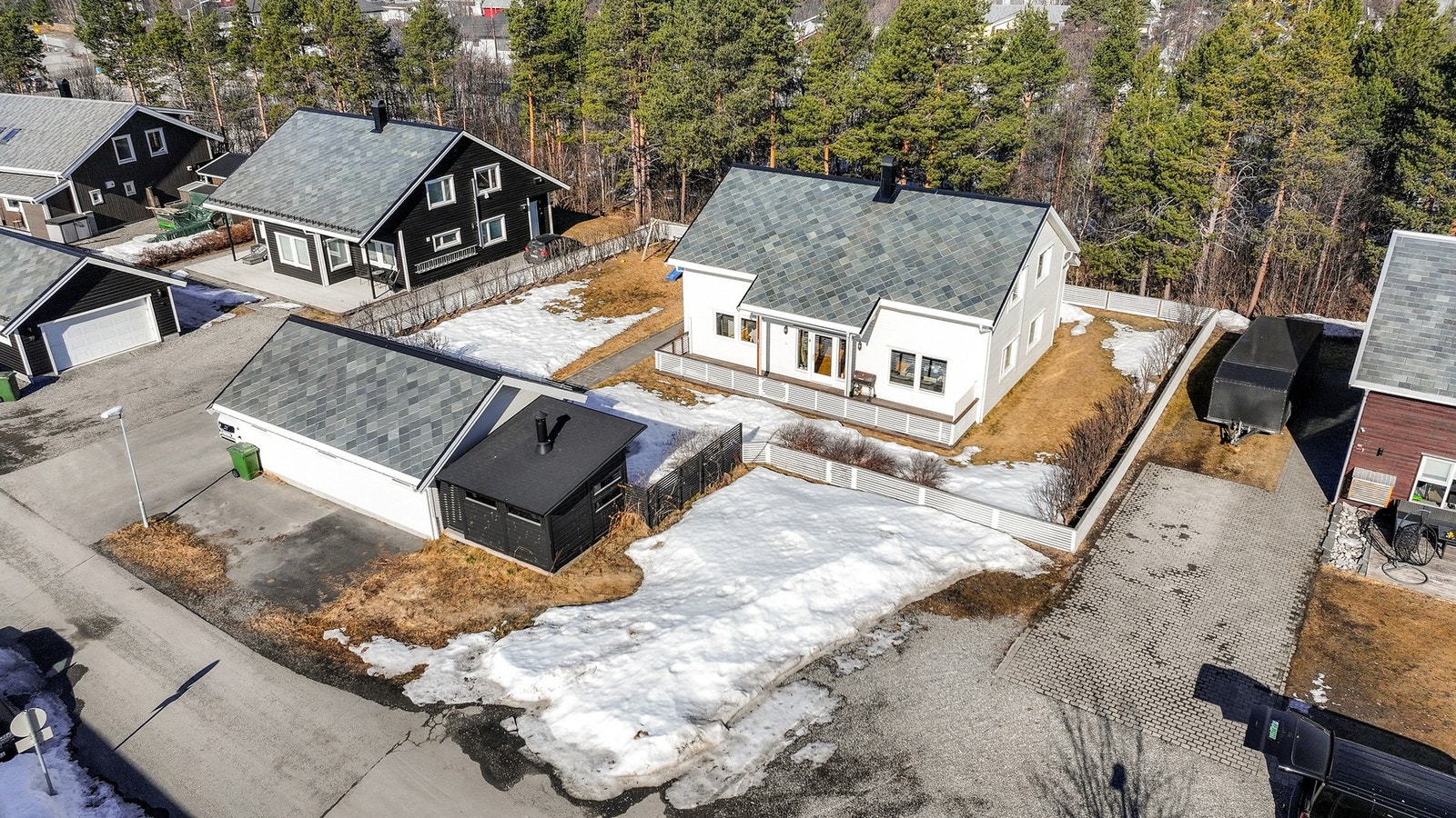 Det medfølger parkering i garasje. Galleribilde