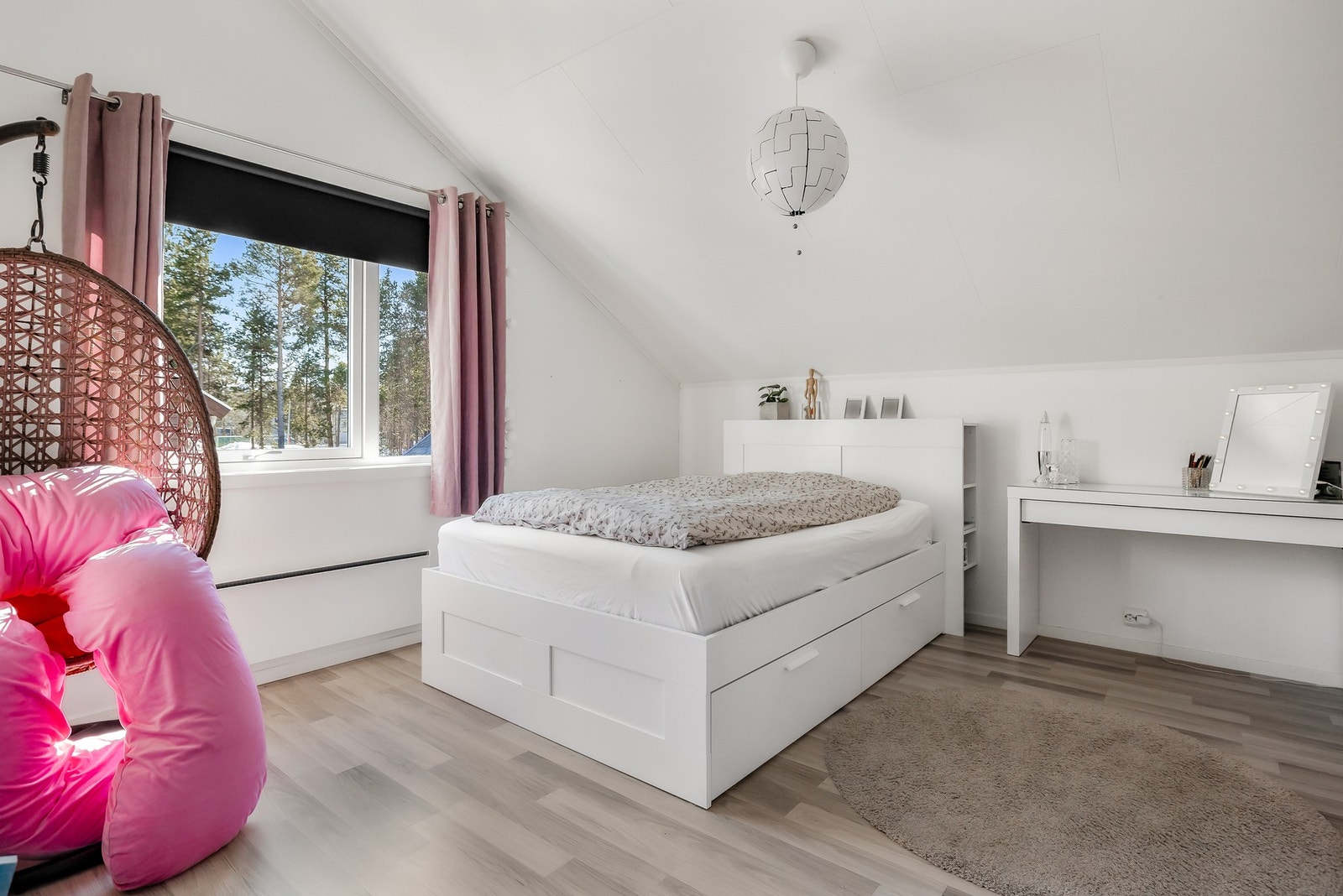 Det er god plass til dobbeltseng, nattbord og annet ønsket møblement. Galleribilde