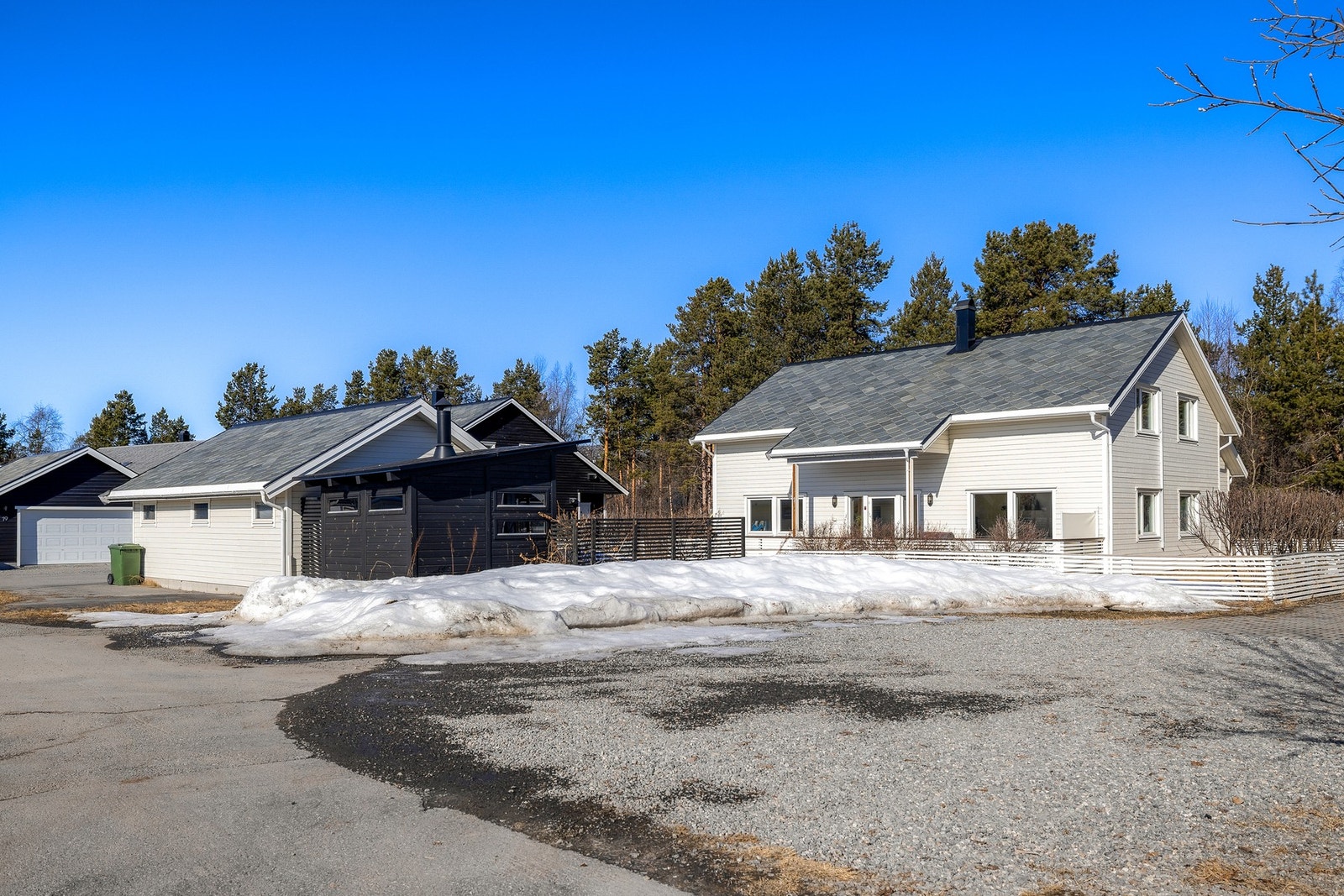 Inngjerdet hage og grillstue. Galleribilde