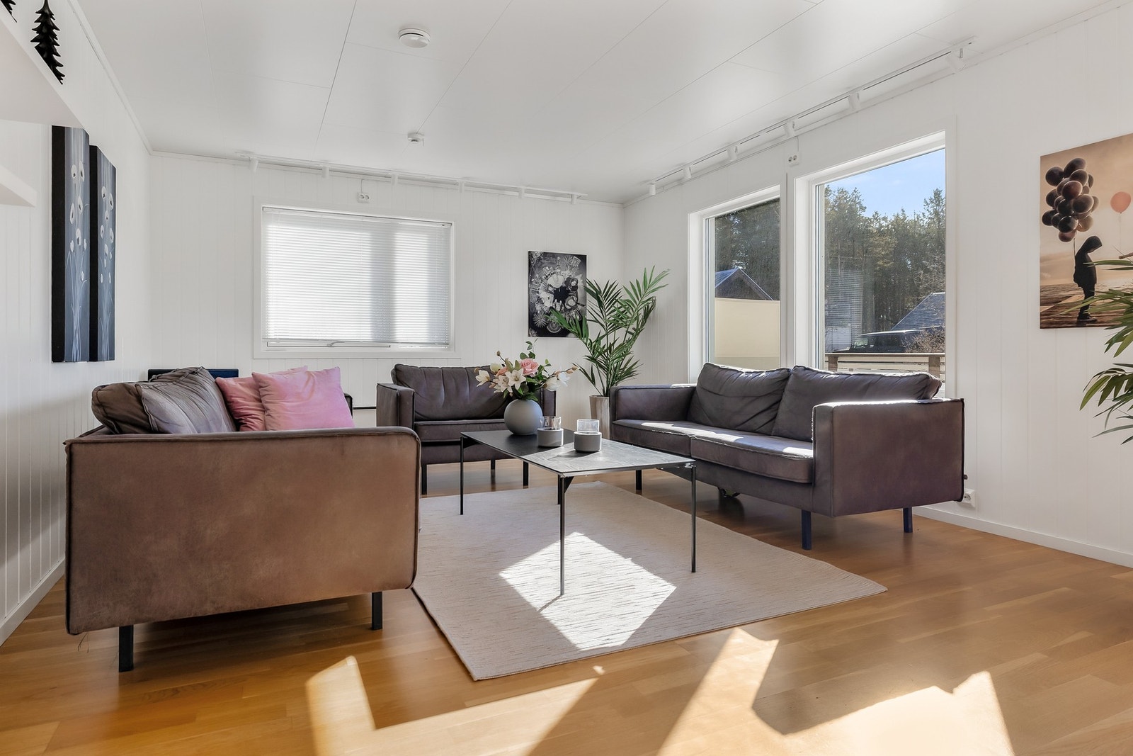 Stuen har store vindusflater som gir rikelig med naturlig lysinnslipp. Galleribilde