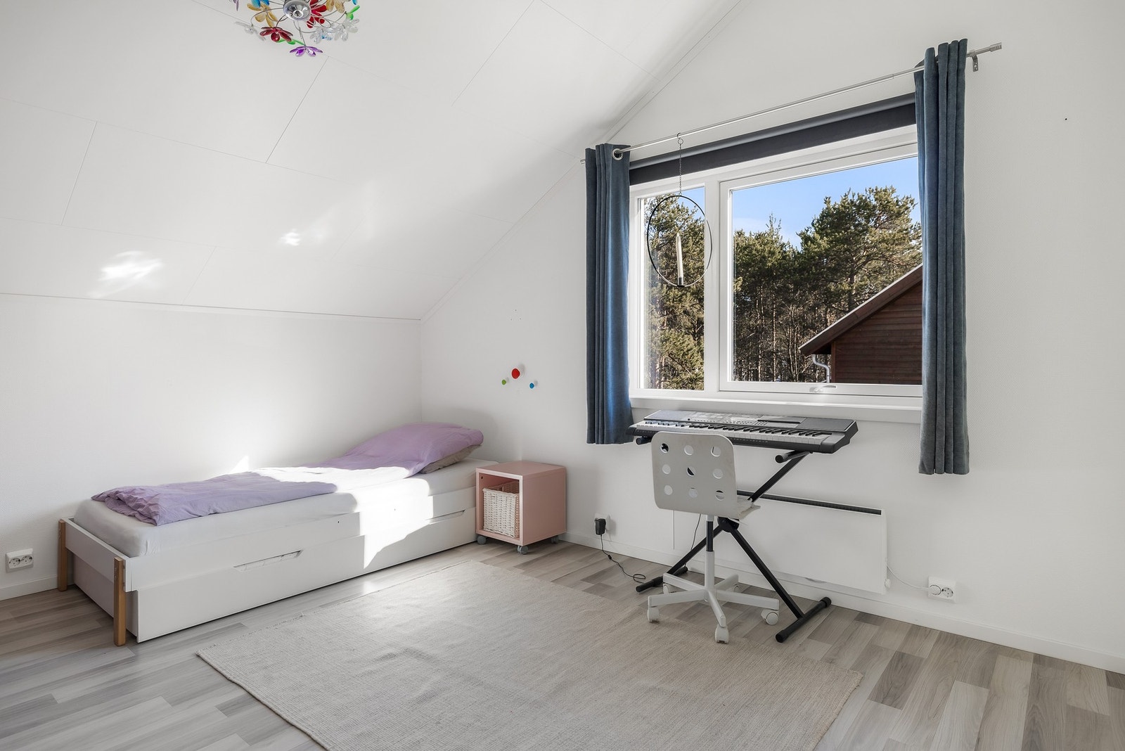 Alle rommene har store vindusflater og lyse overflater. Galleribilde