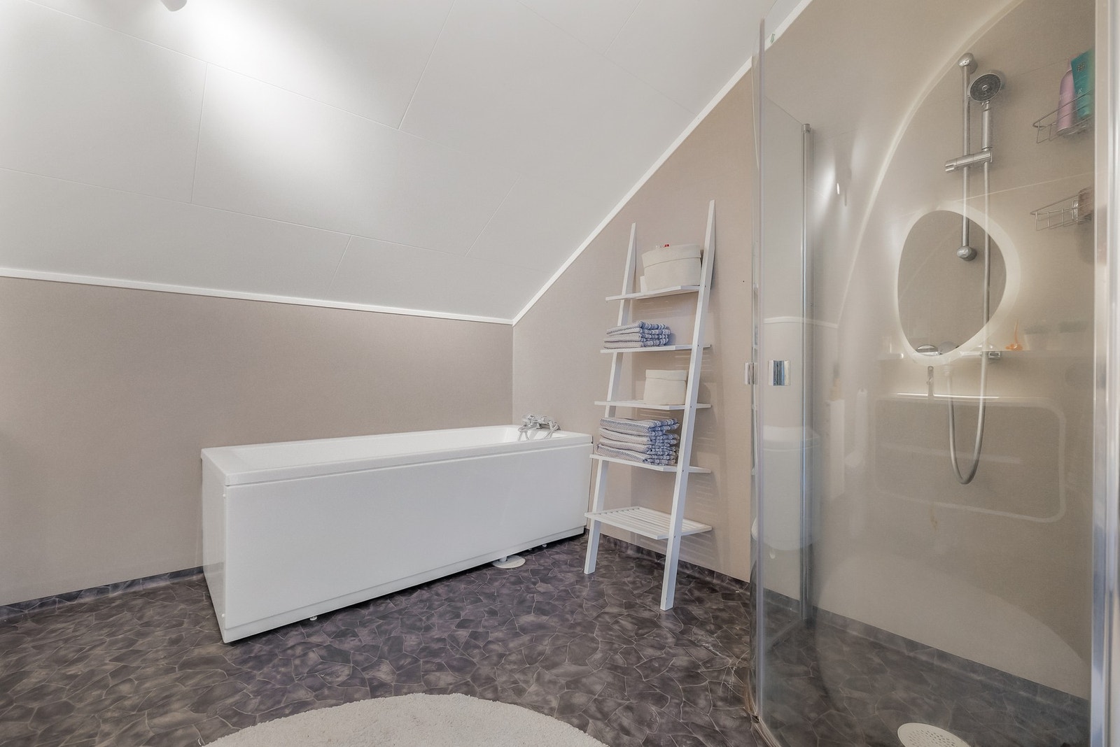 Baderom med gulvbelegg med behagelig gulvvarme. Galleribilde