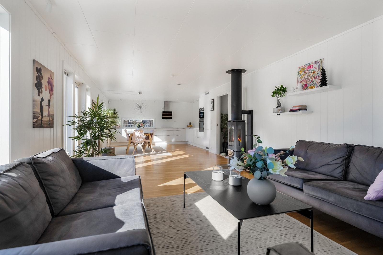 Kjøkkenet har en åpen løsning mot stue. Galleribilde