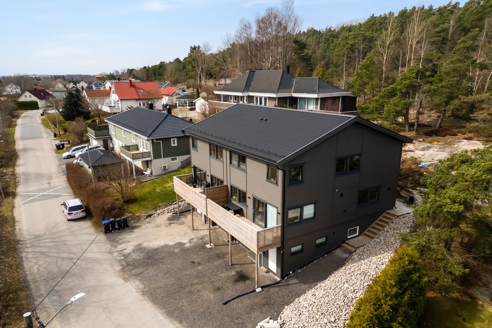 Boligen ligger i et populært og veletablert boligområde på Yven i Sarpsborg kommune. Galleribilde