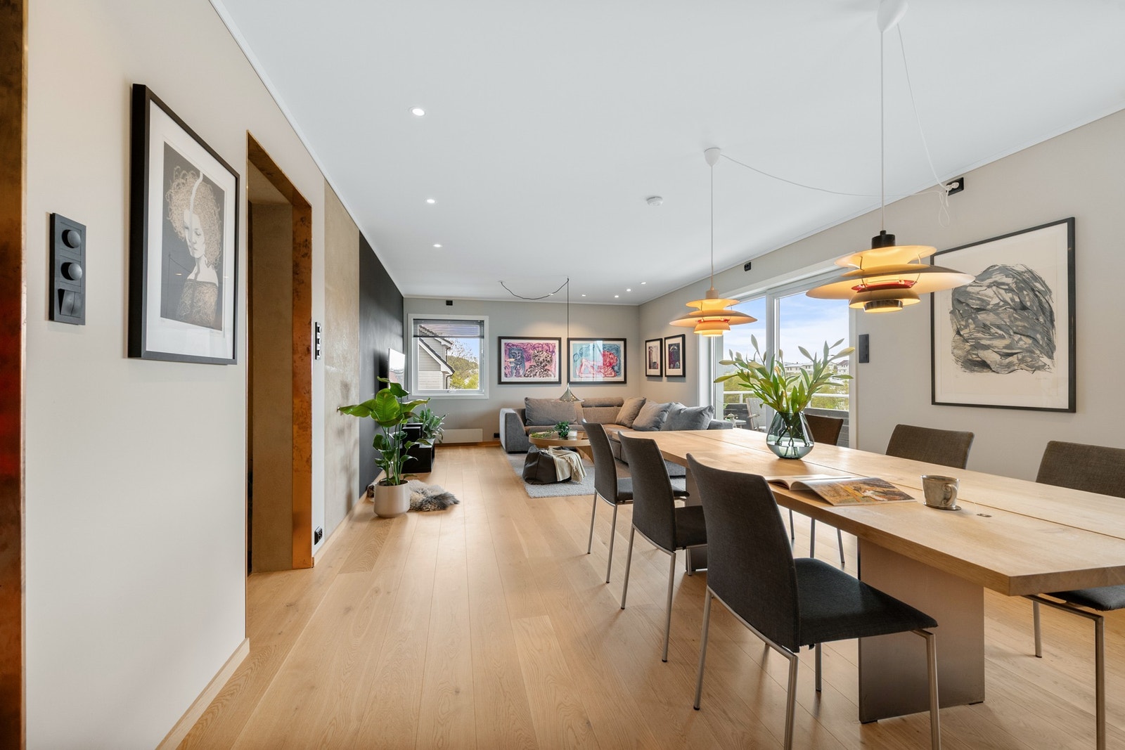 Lys og romslig stue med åpen løsning mot kjøkken og store vindusflater som slipper inn godt med naturlig lys Galleribilde