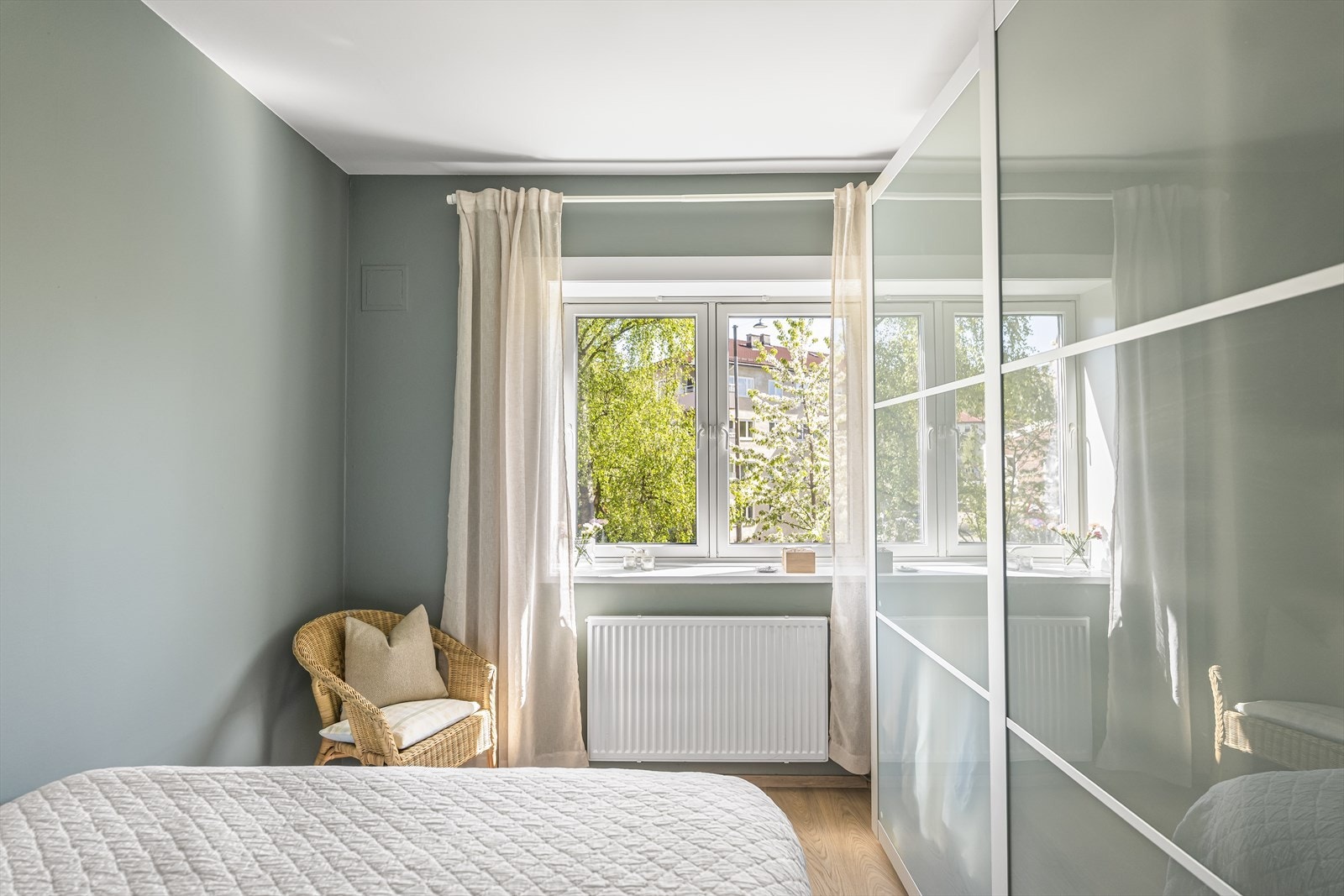 Rommet har en praktisk skyvedørsgarderobe som gir rikelig oppbevaringsplass og en god romfølelse. Galleribilde