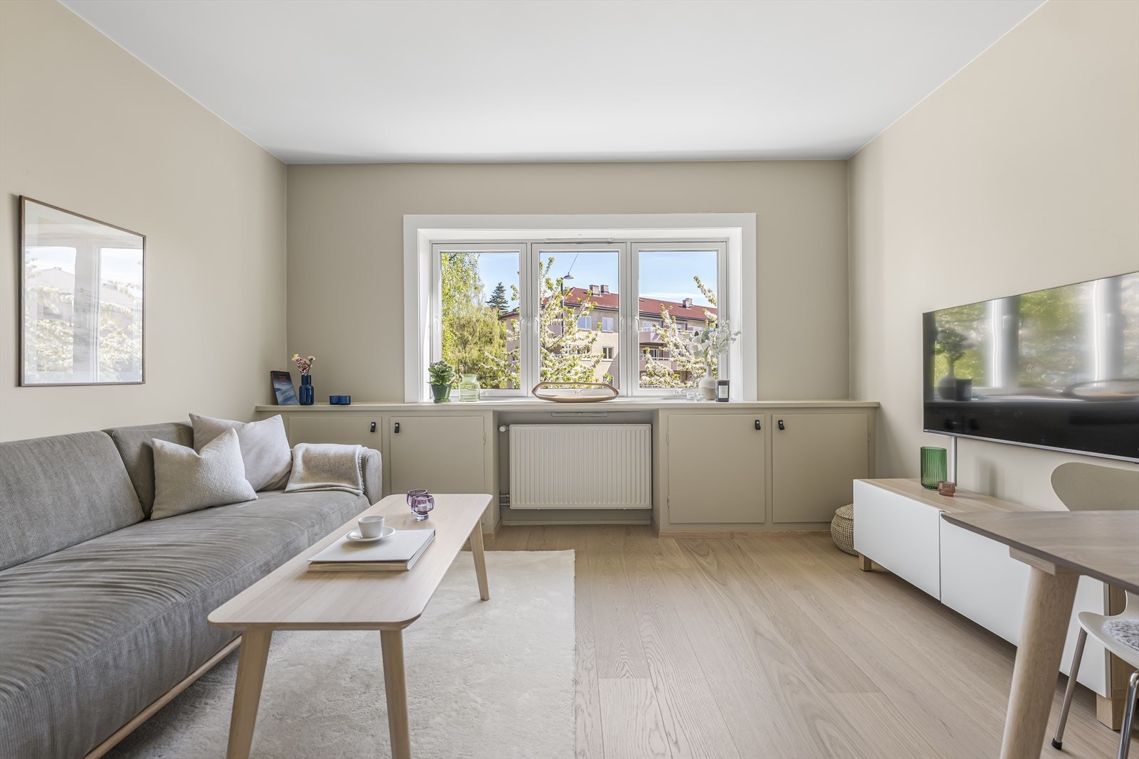 Store vindusflater slipper inn rikelig med dagslys og gir rommet en åpen og innbydende atmosfære. Galleribilde