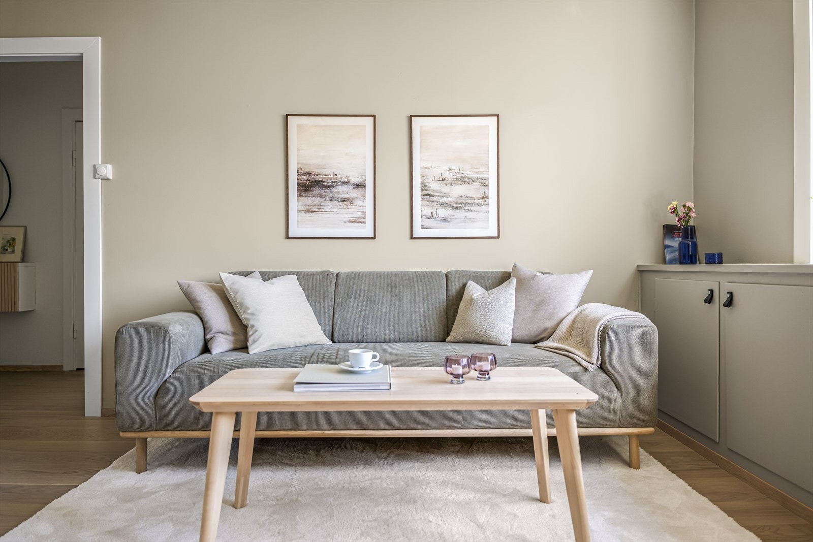 Stuen fremstår som en invitasjon til gode opplevelser. Her er det tilrettelagt for avkobling og hygge. Galleribilde