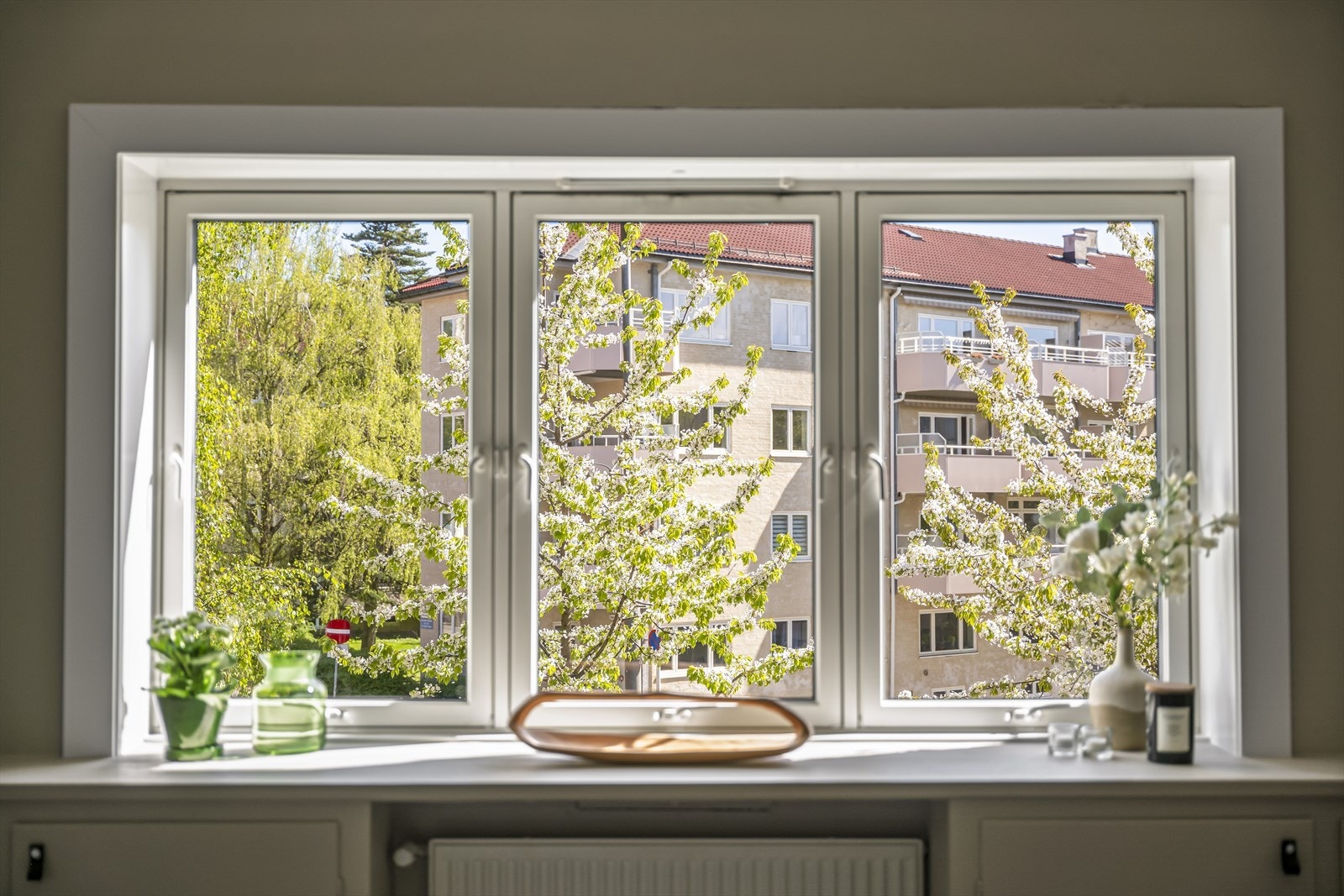 Fra vinduet er det utsyn mot et grønt og frodig uteområde som gir en behagelig ramme rundt rommet. Leiligheten har nyere vinduer fra 2018. Galleribilde