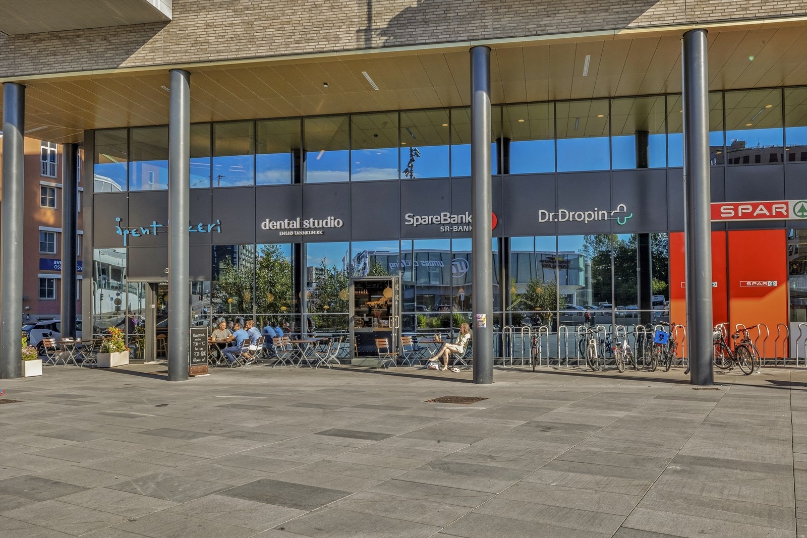 Kort vei til Ensjø Torg med umiddelbar nærhet til Rema 1000, Kiwi, Spar, treningssenter, bakeri, m.m. Galleribilde